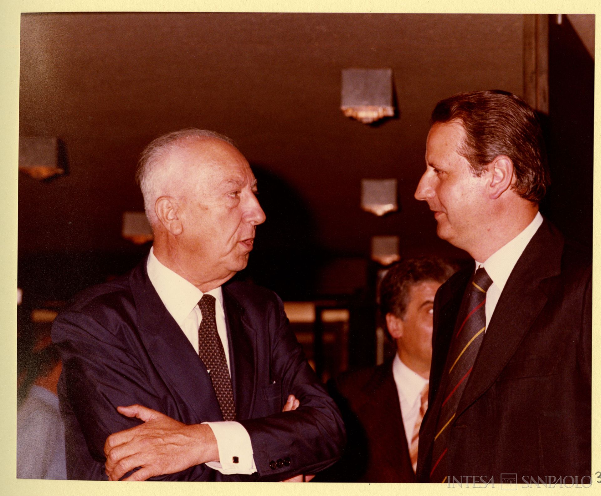 Feliciano Benvenuti, a sinistra, con Gianmario Roveraro alle celebrazioni del cinquantenario dell'IMI, 21 luglio 1982 (fotografia di Foto Leoncini)