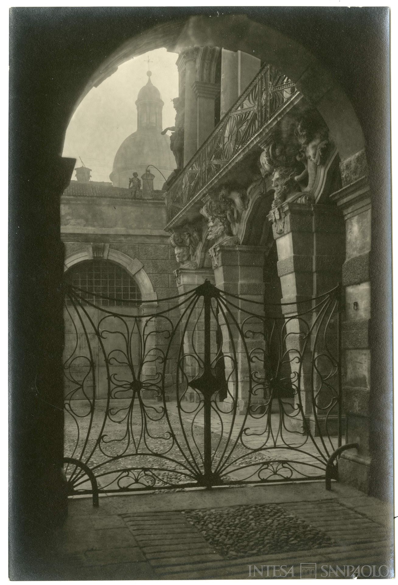 Banca Cattolica del Vicentina, Vicenza, Palazzo Leoni Montanari, scorcio della Loggia d'Ercole nel cortile, 1929 (fotografia di Tapparo & Trentin)