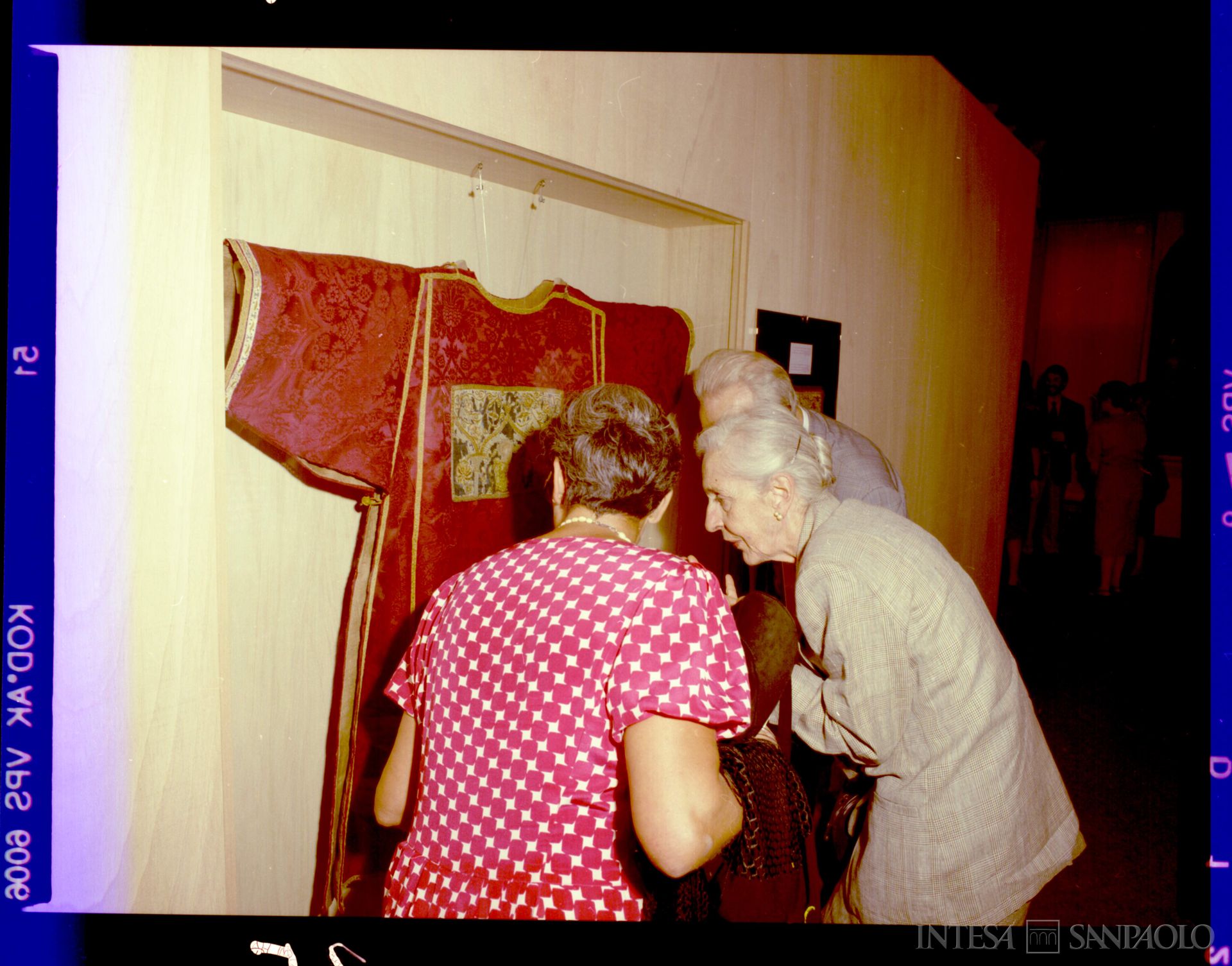 Banco Ambrosiano Veneto, visitatori alla mostra Restituzioni, programma biennale di restauro di opere d'arte, 1991 (fotografo sconosciuto)