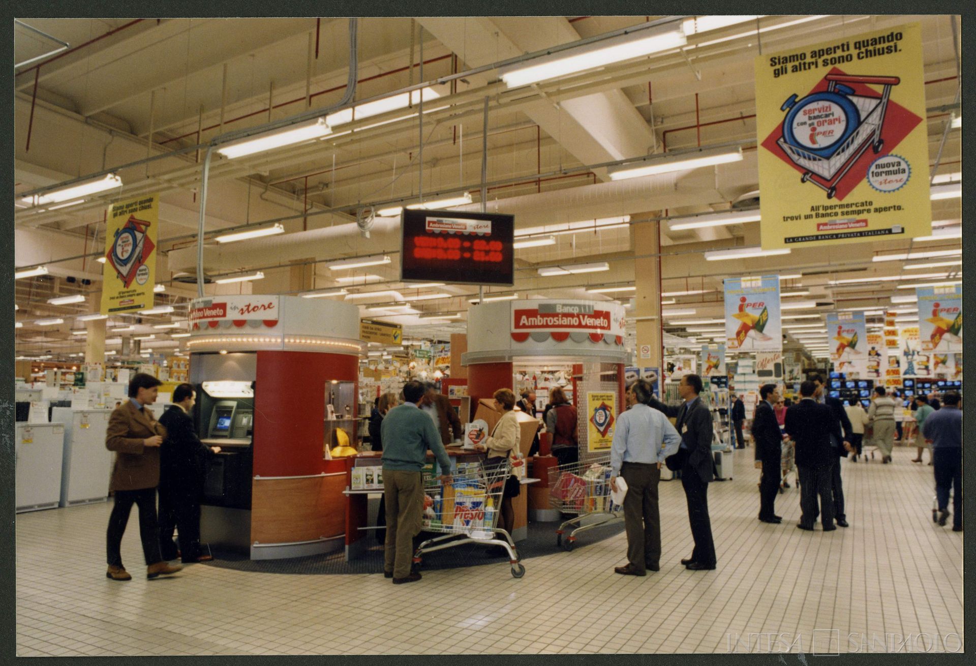 Banco Ambrosiano Veneto, progetto In Store di filiali nei supermercati, Cremona, ottobre 1998 (fotografo sconosciuto)