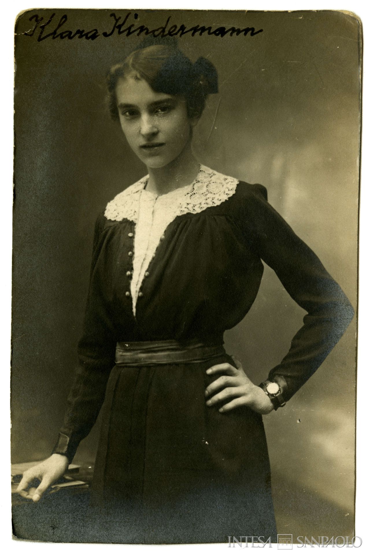 Banca Commerciale Triestina, ritratto di una impiegata Klara Kindermann, inizi Novecento (fotografo sconosciuto)