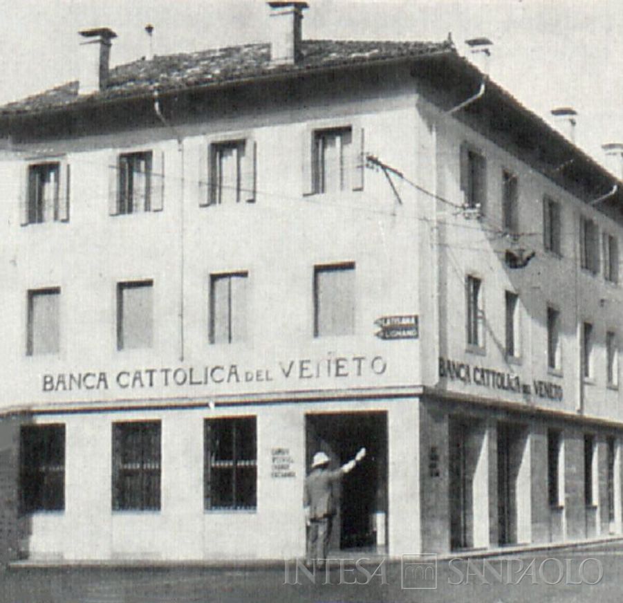 Banca Cattolica di Udine, Codroipo, immobile originariamente appartenente all'istituto, poi ammodernato, fotografia tratta da Vita Nostra, n. 1, 1963