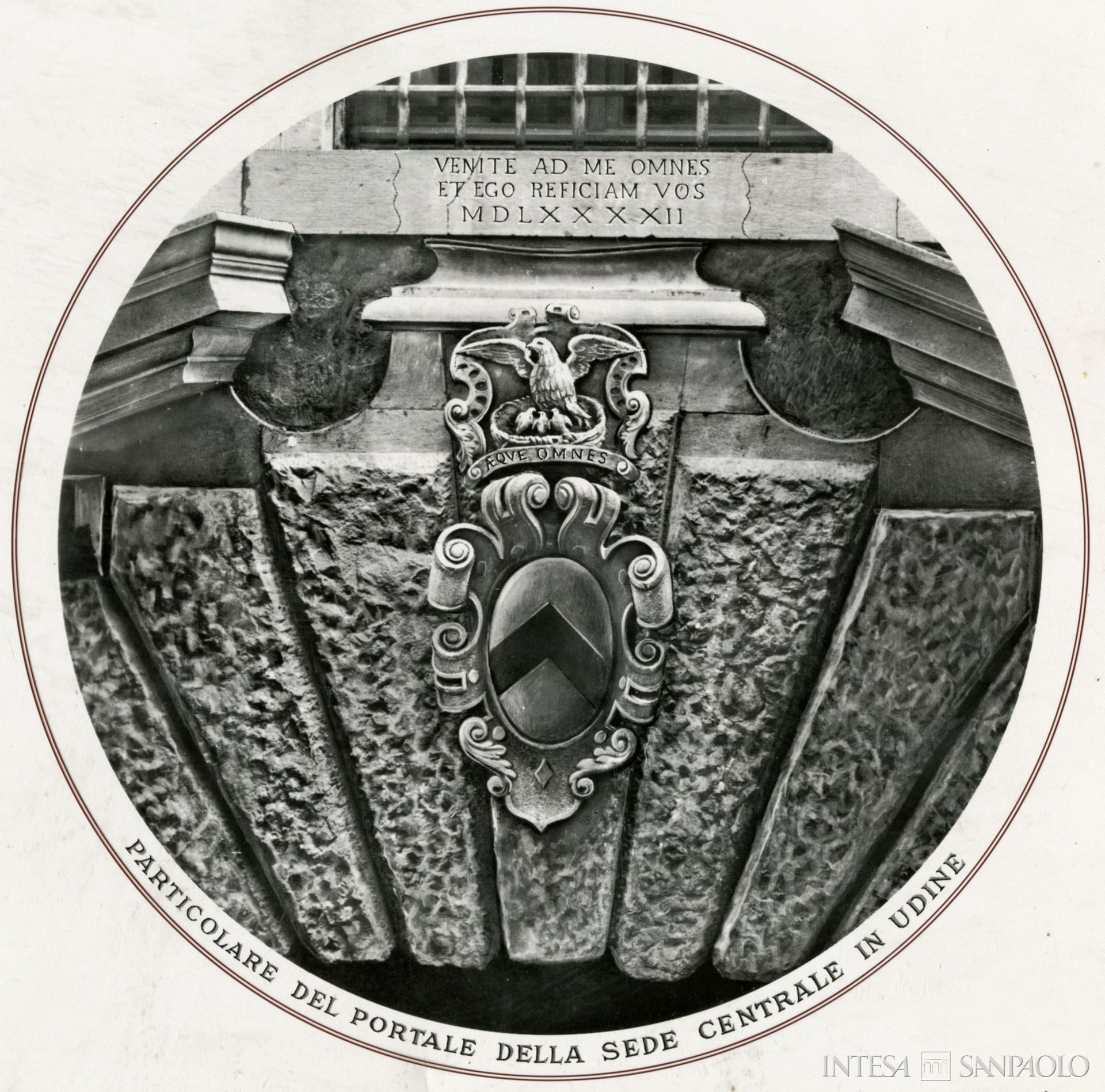 Cassa di Risparmio di Udine e Pordenone, stemma della città di Udine sormontato dal simbolo del Monte di Pietà, particolare tratto dal portale della sede dell'istituto, 1592