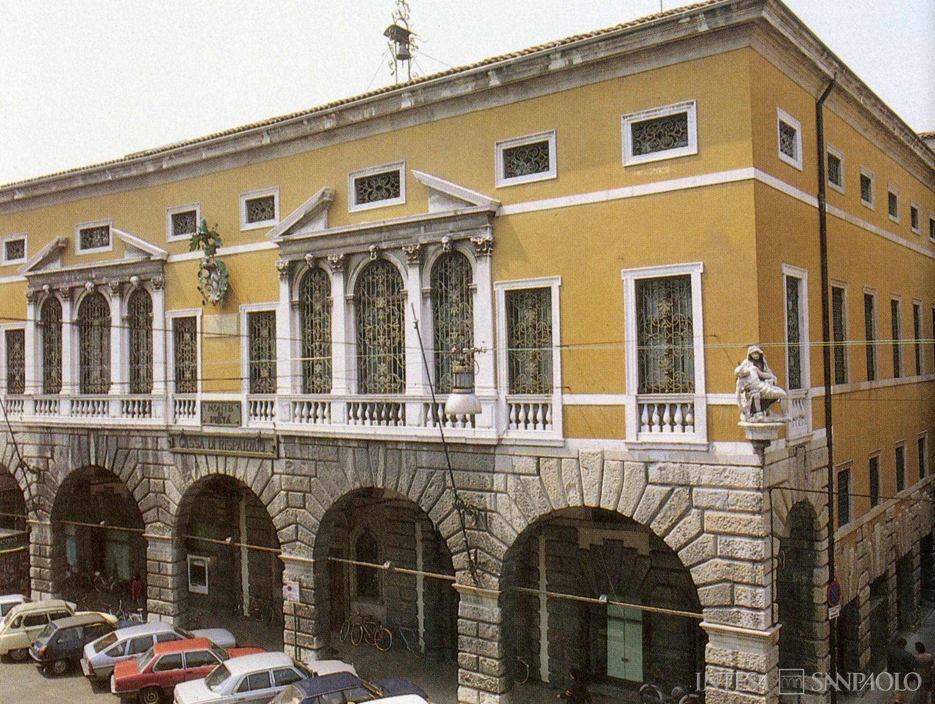 Cassa di Risparmio di Udine e Pordenone, sede dell'istituto a Udine, fotografia tratta dal bilancio del 1985 (fotografo sconosciuto)