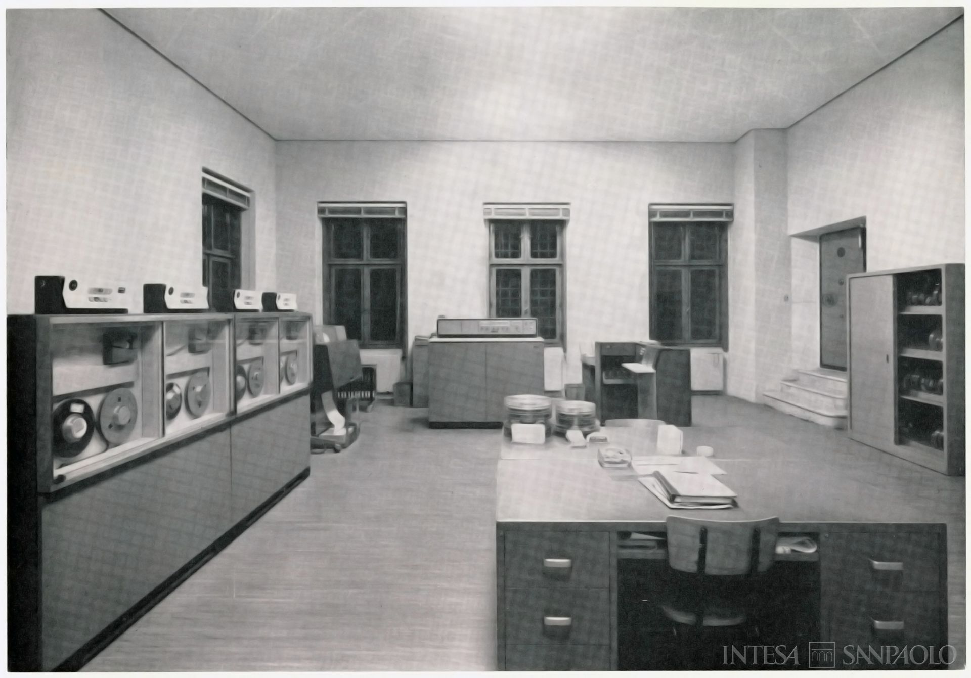 Cassa di Risparmio di Udine e Pordenone, sede dell'istituto a Udine, reparto delle macchine operatrici del centro elettrocontabile, anni Sessanta (fotografo sconosciuto)