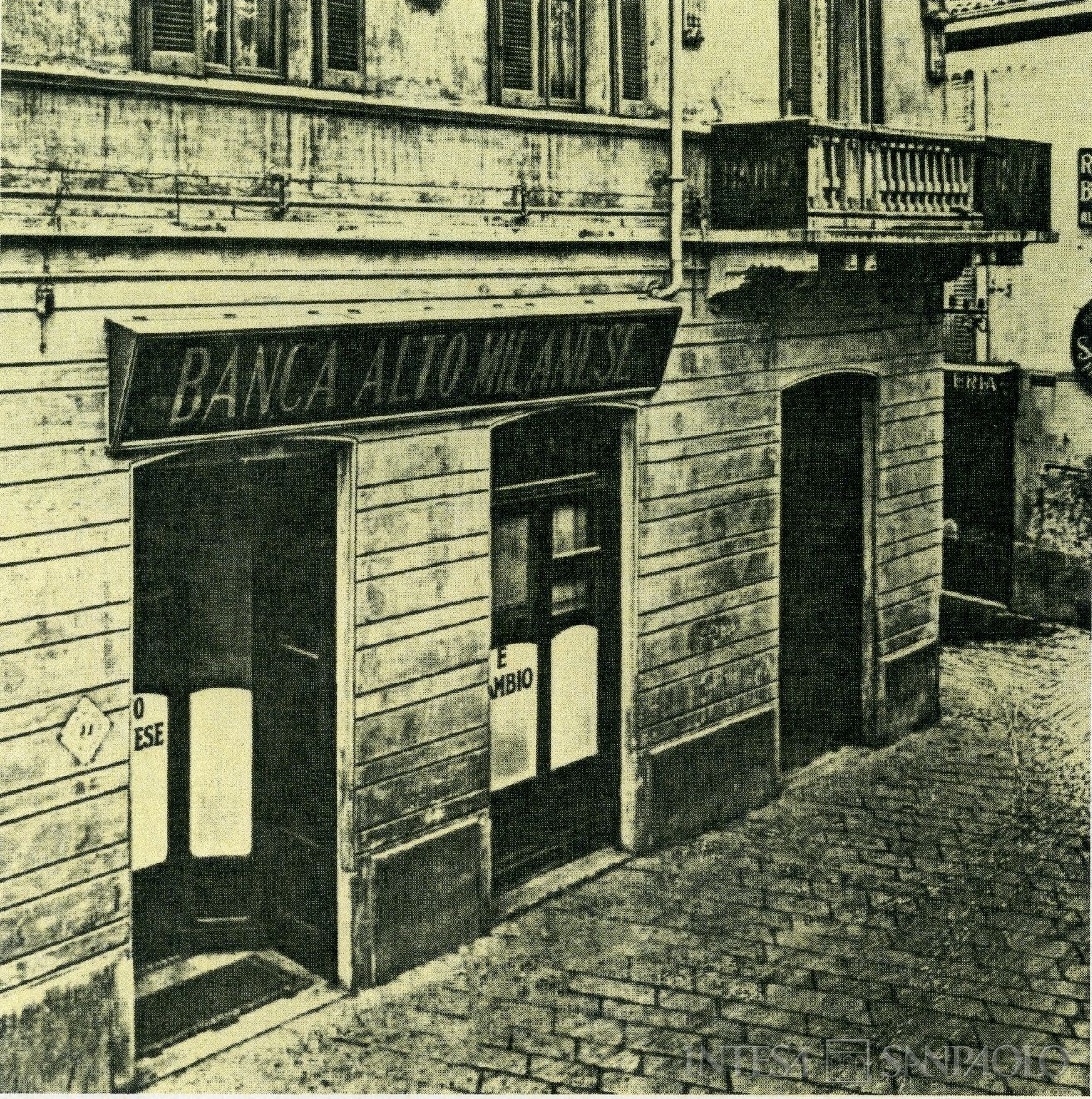 Banca Alto Milanese, sede a Busto Arsizio, post 1922, fotografia tratta da opuscolo informativo edito dal Banco Lariano, 1975 (fotografo sconosciuto)