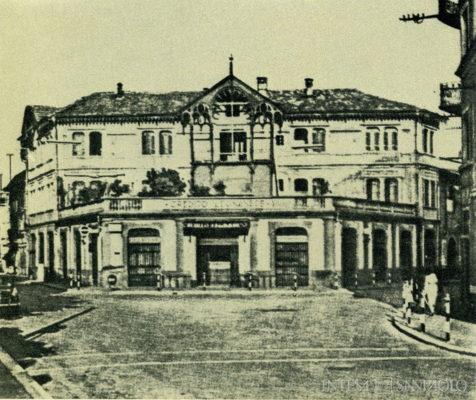 Credito Legnanese, sede di Legnano, post 1923, fotografia tratta da opuscolo informativo edito dal Banco Lariano, 1975 (fotografo sconosciuto)