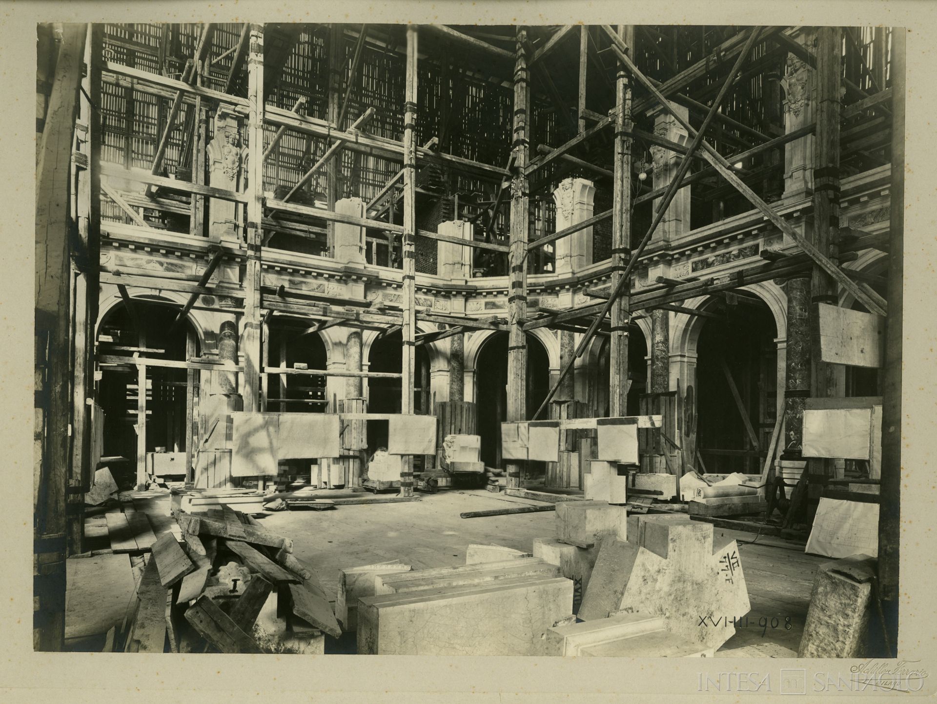 Banca Commerciale Italiana, Milano, Palazzo Beltrami in piazza della Scala 6, costruzione del salone principale, 1908 (fotografia di Achille Ferrario)