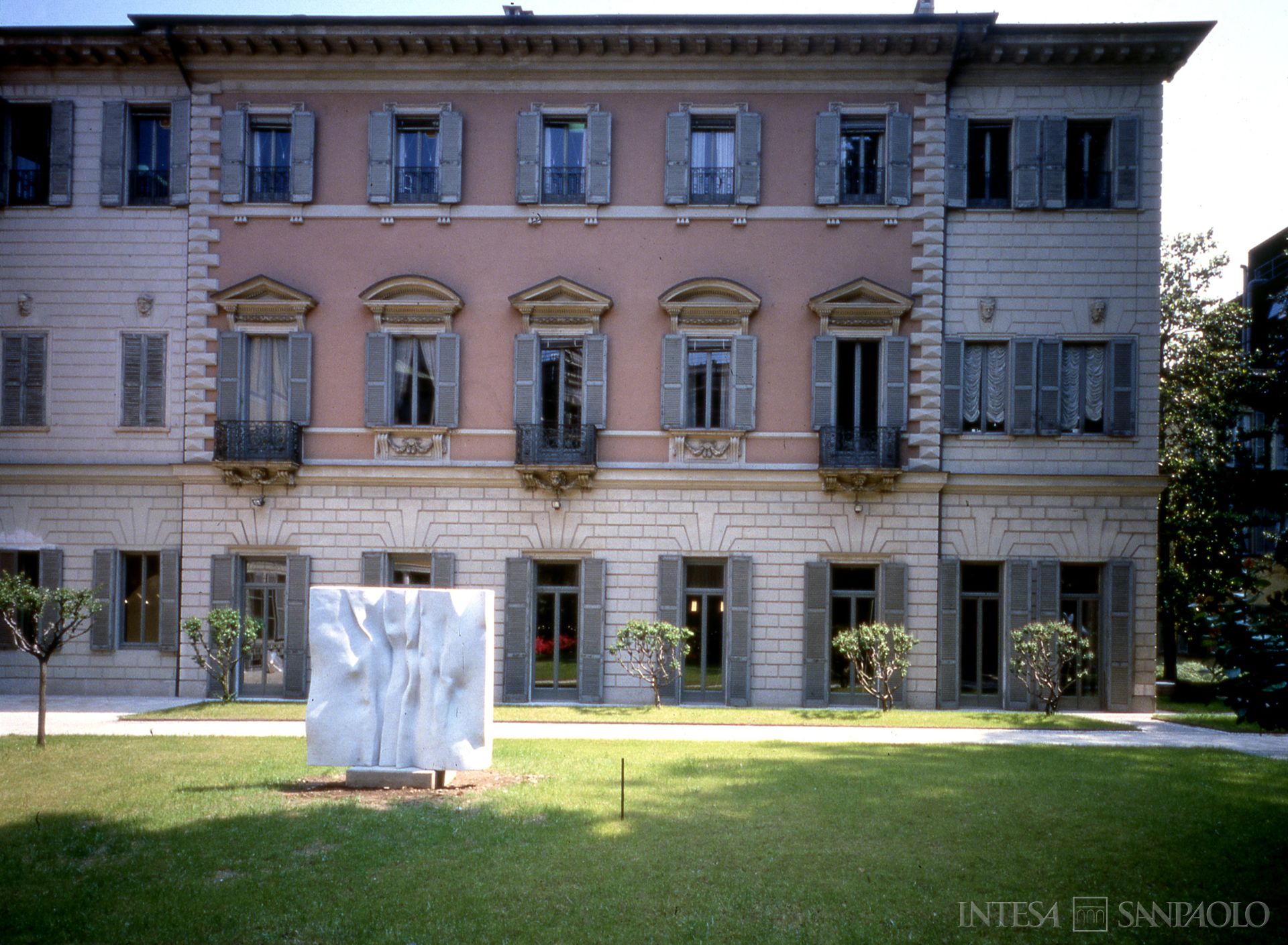 Banca Commerciale Italiana, Milano, Palazzo Anguissola, facciata sul cortile interno, anni Ottanta (fotografo sconosciuto)
