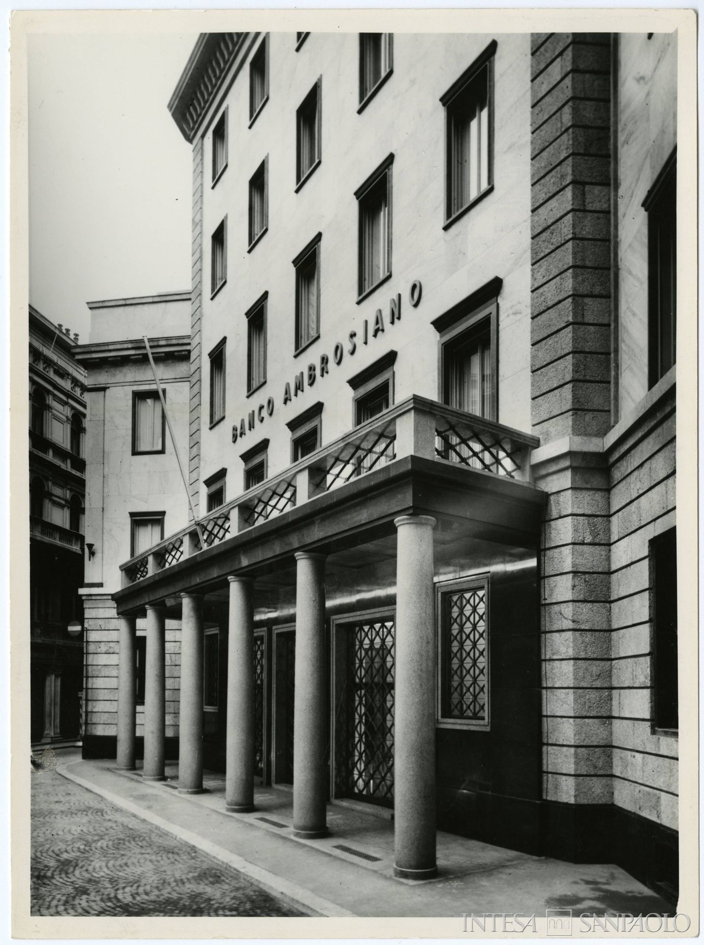Banco Ambrosiano, Milano, sede su largo Belotti, ante 1950 (fotografia di N. Ferrario)
