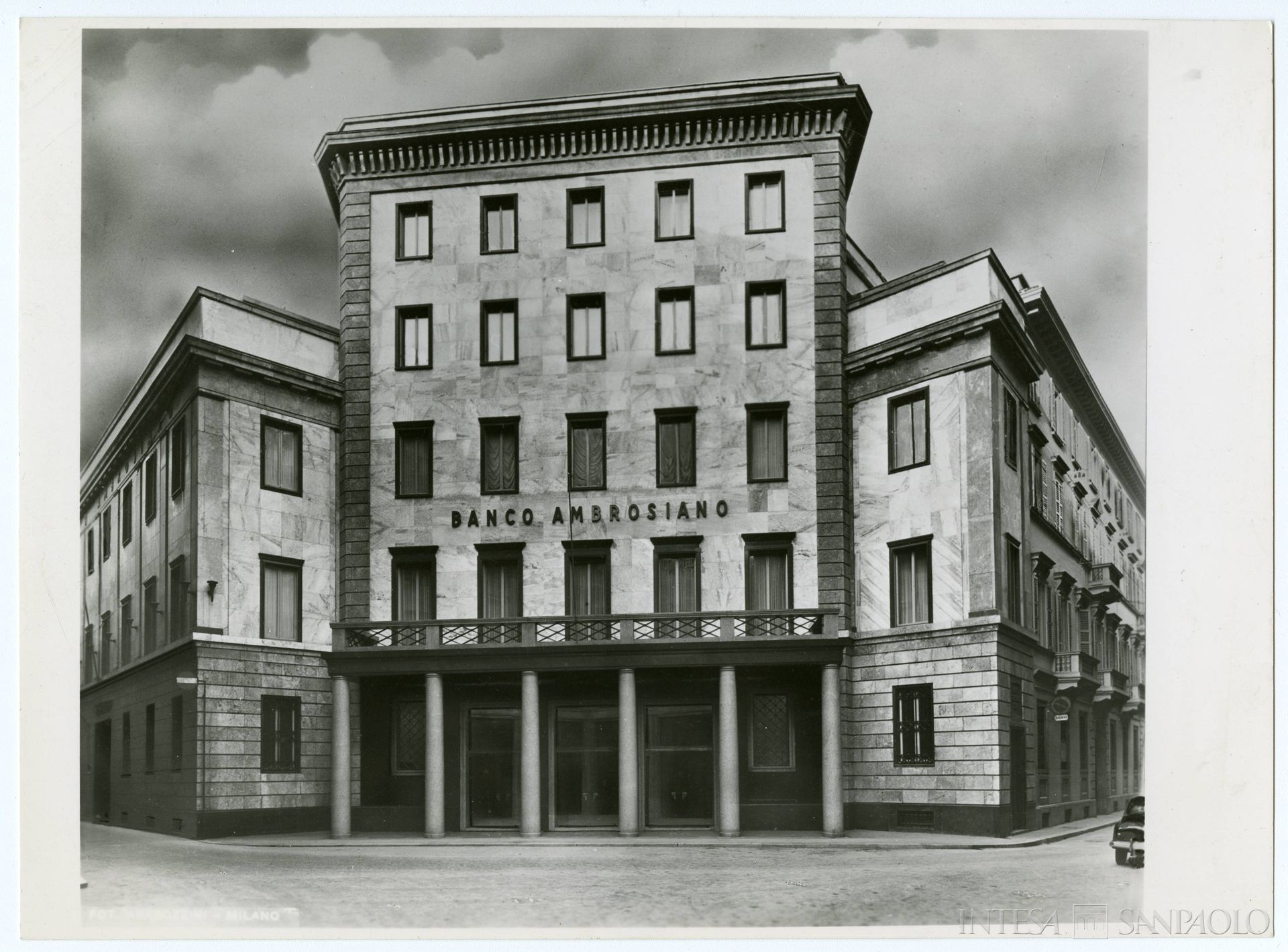 Banco Ambrosiano, Milano, sede su largo Belotti, ante 1950 (fotografia di Vincenzo Aragozzini)