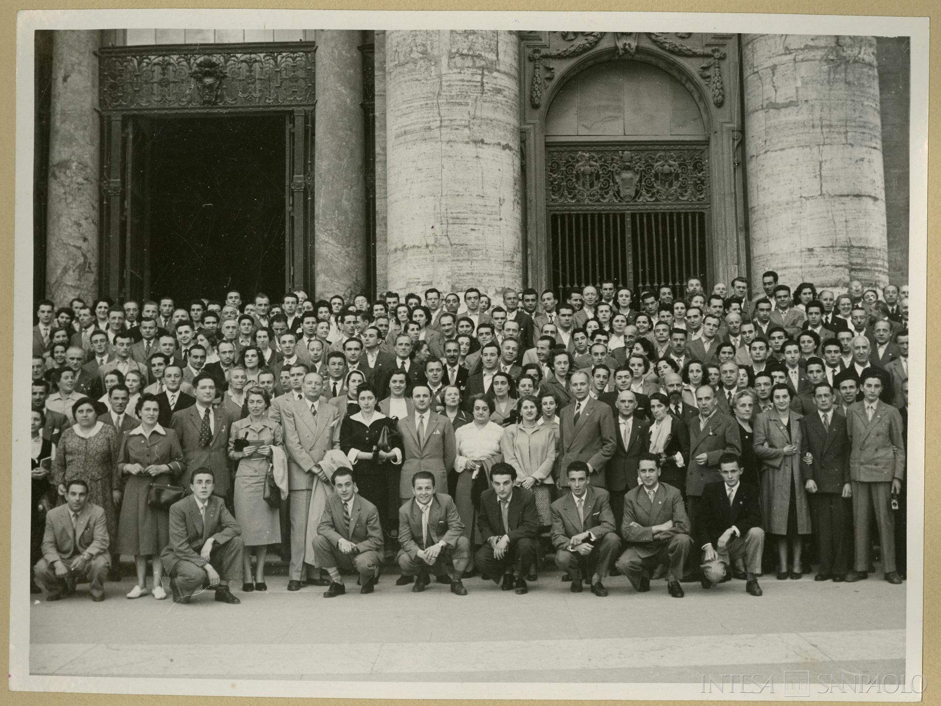 Banco Ambrosiano, impiegati in pellegrinaggio alla Basilica di San Pietro, 1950 (fotografo sconosciuto)