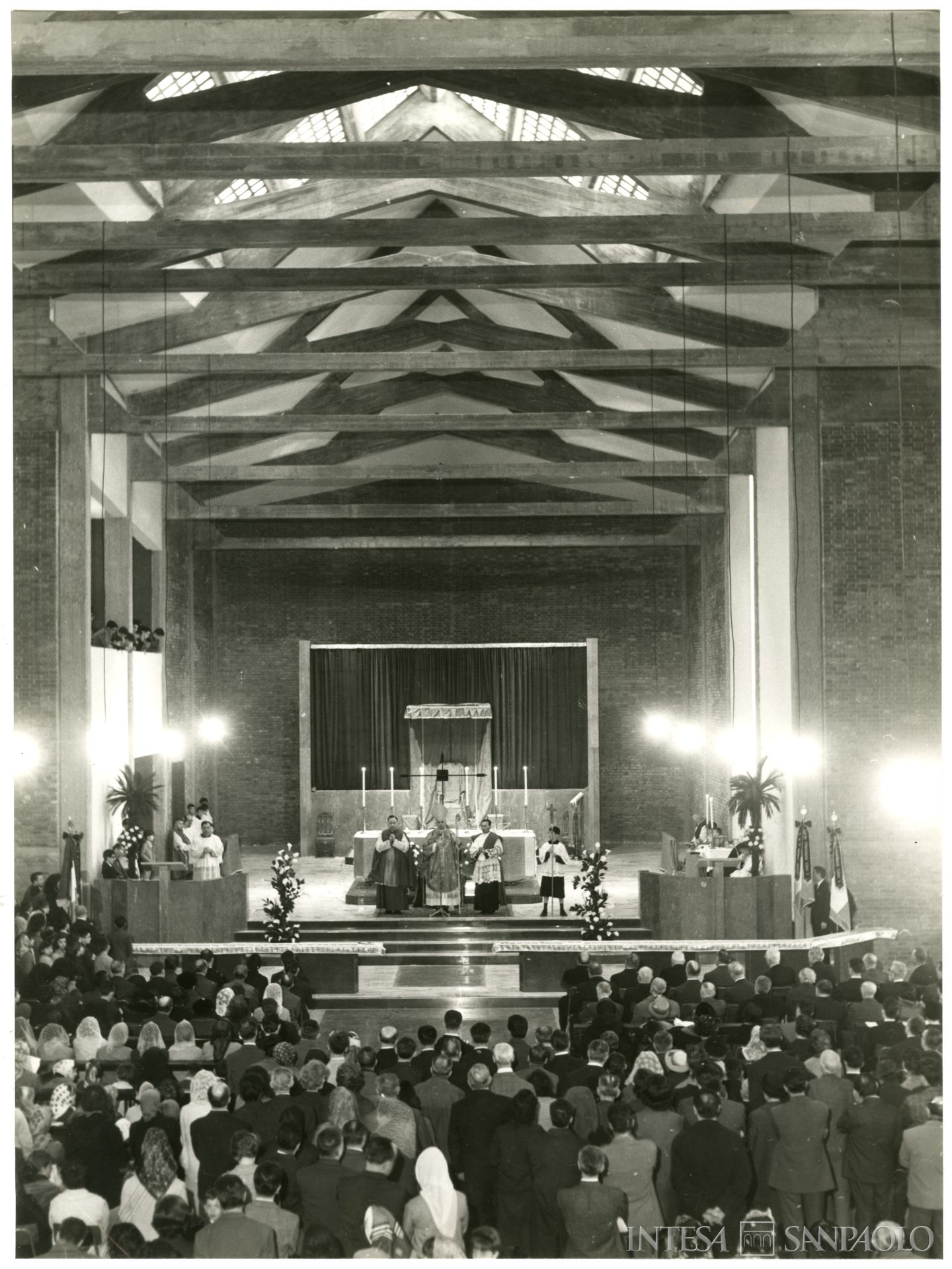Banco Ambrosiano, Milano, celebrazione della messa per l'inaugurazione della Chiesa di San Gregorio Barbarigo eretta grazie all'Istituto, 10 aprile 1965 (fotografia di Agenzia fotografica Vianini)
