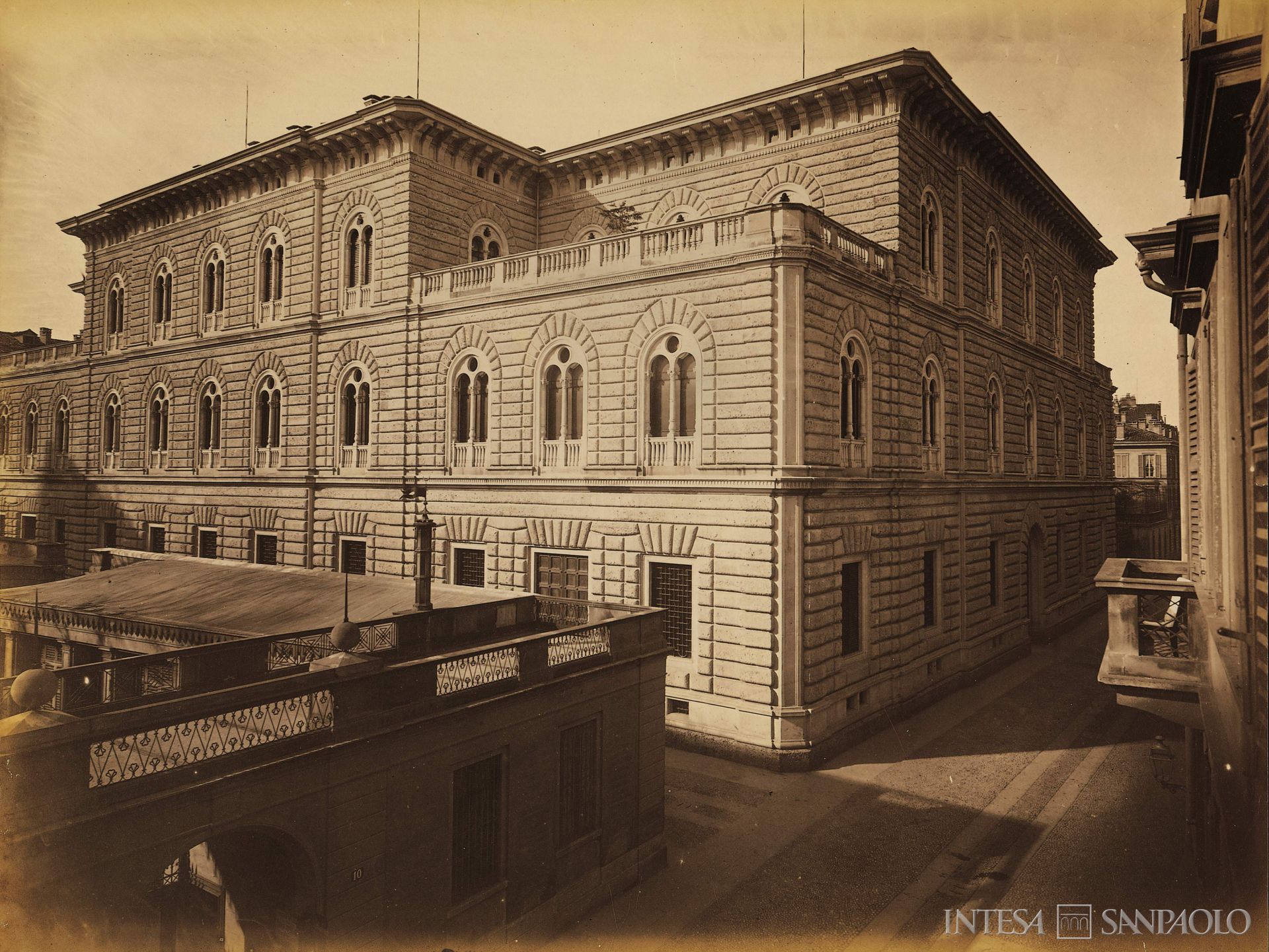Cassa di Risparmio delle Provincie Lombarde, Milano, Cà de Sass, esterno su via Monte di Pietà, 1872 (fotografia di Pompeo Pozzi)
