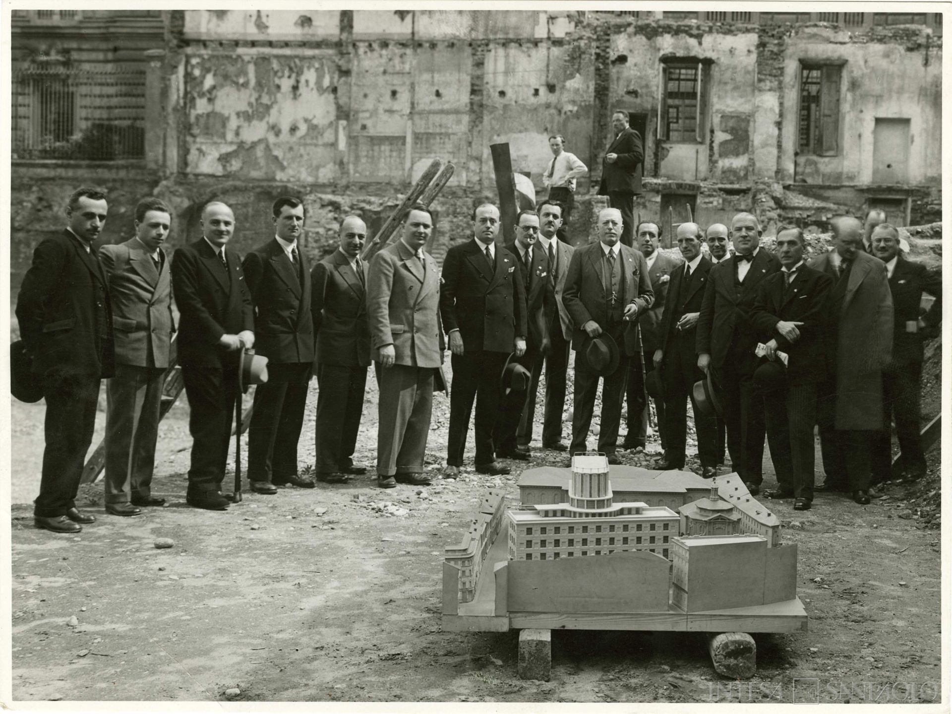 Cassa di Risparmio delle Provincie Lombarde, Milano, Palazzo delle Colonne, dirigenti della Cassa e architetti in cantiere davanti al plastico del palazzo, 1933 (fotografia dello Stabilimento Crimella)