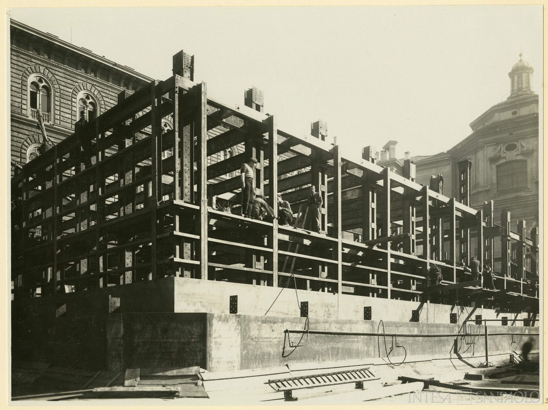 Cassa di Risparmio delle Provincie Lombarde, Milano, Palazzo delle Colonne, lavori di costruzione dello scafo metallico, 1937 (fotografia di Riccardo Paganini)