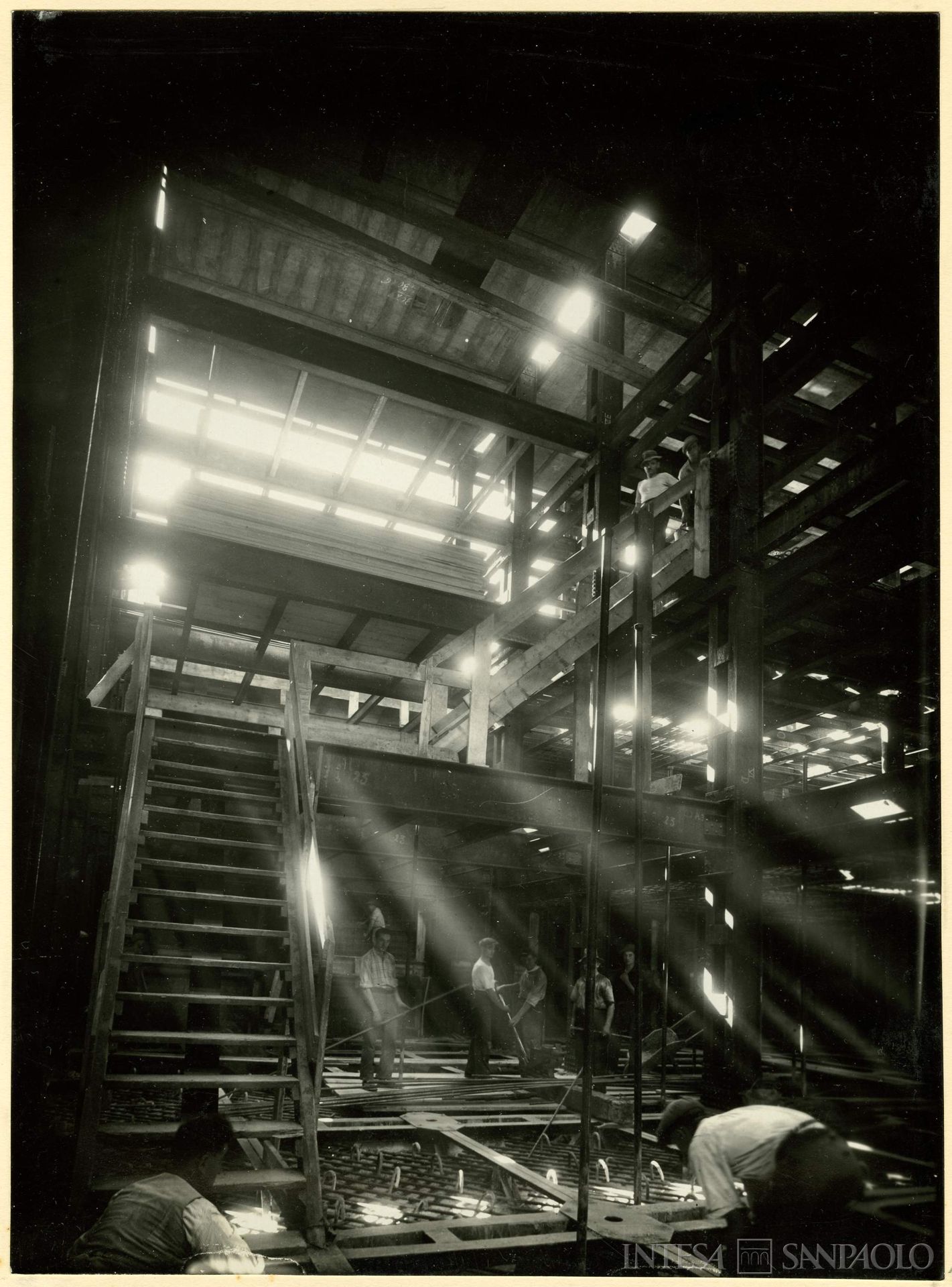 Cassa di Risparmio delle Provincie Lombarde, Milano, Palazzo delle Colonne, lavori di costruzione all'interno dello scafo metallico, 1937 (fotografia di Riccardo Paganini)