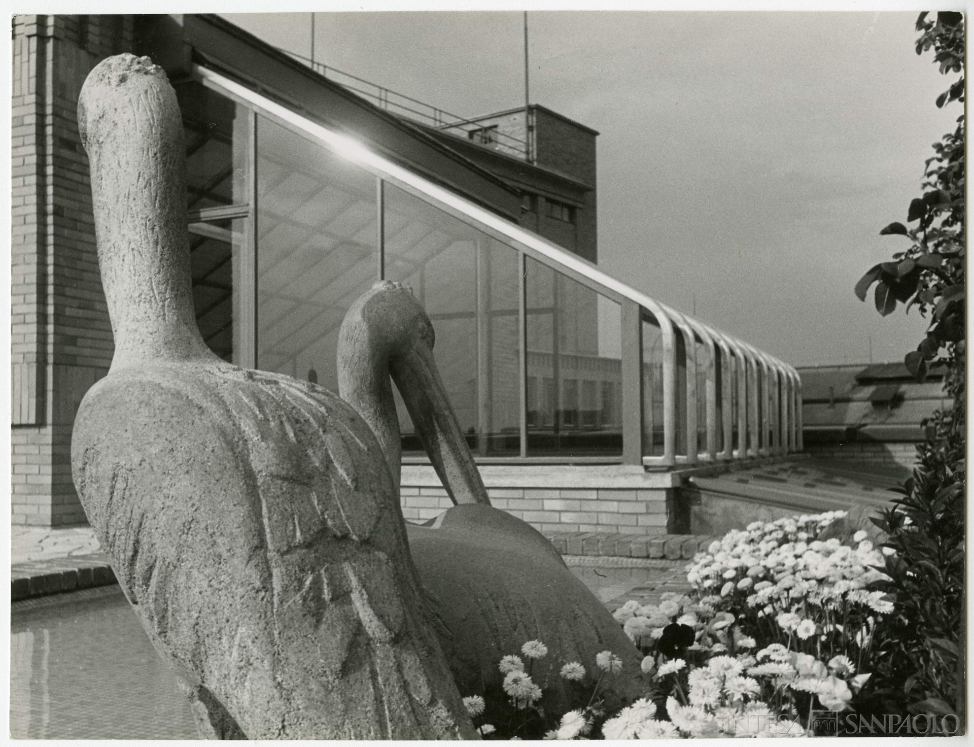 Cassa di Risparmio delle Provincie Lombarde, Milano, Palazzo delle Colonne, scorcio del giardino pensile con serra e scultura dei pellicani realizzata da Giuseppe Pizzorni, 1941 (fotografia di Bruno Stefani)