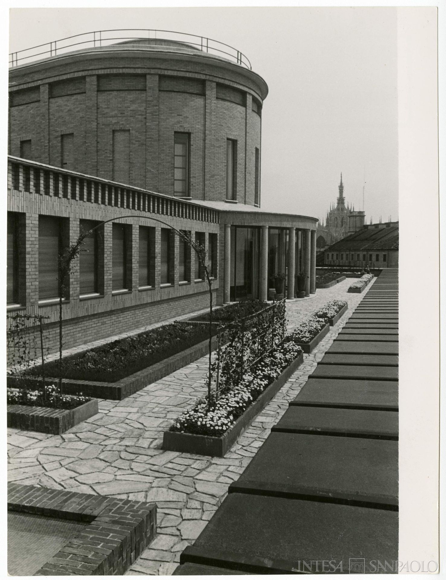 Cassa di Risparmio delle Provincie Lombarde, Milano, Palazzo delle Colonne, giardino pensile, 1941 (fotografia di Bruno Stefani)