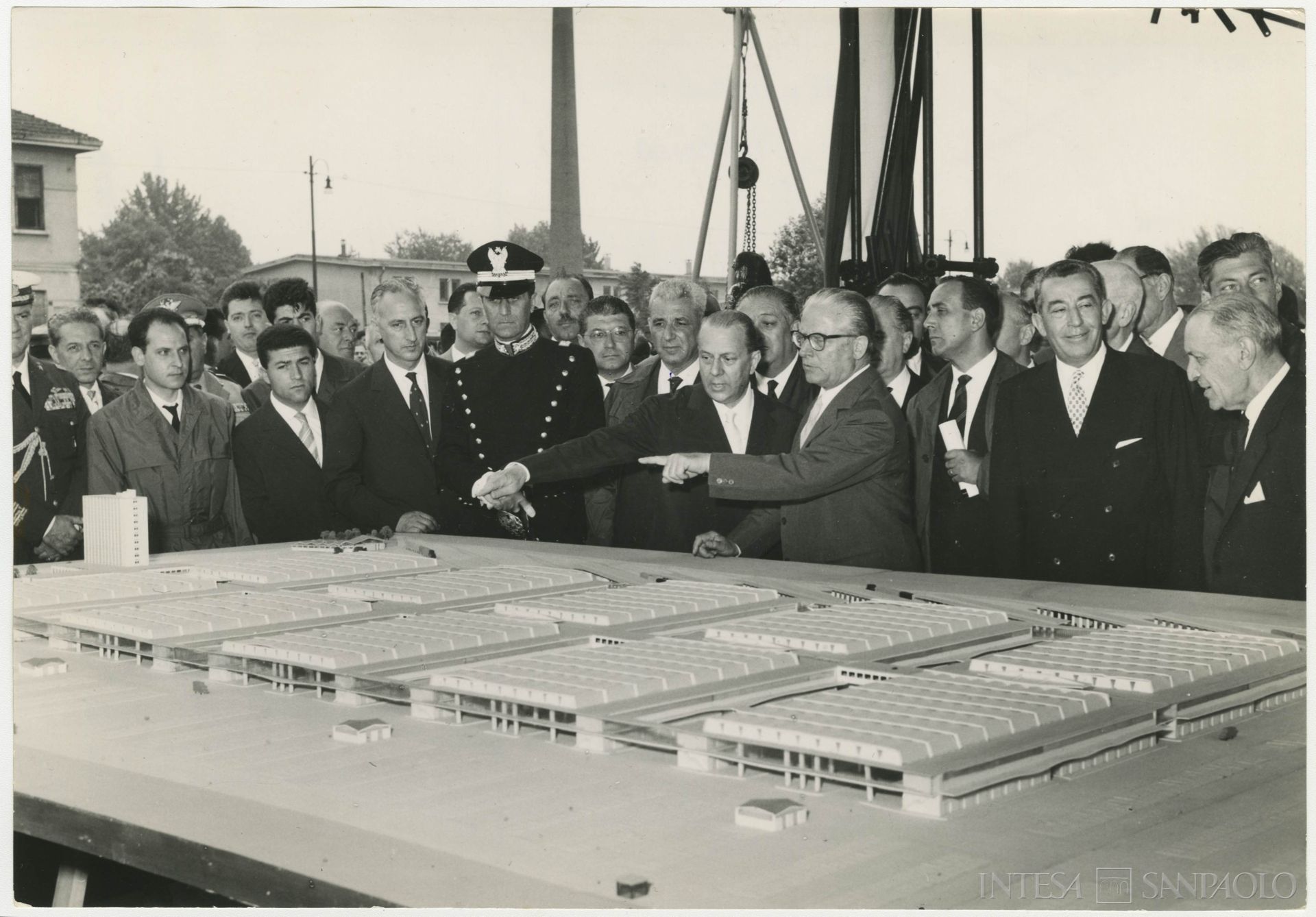 Cassa di Risparmio delle Provincie Lombarde, Mercato Ortofrutticolo di Milano, il presidente Cariplo Giordano dell'Amore mostra il plastico al presidente della Repubblica Giovanni Gronchi, nel giorno della posa della prima pietra, 25 giugno 1960 (fotografia di Publifoto)