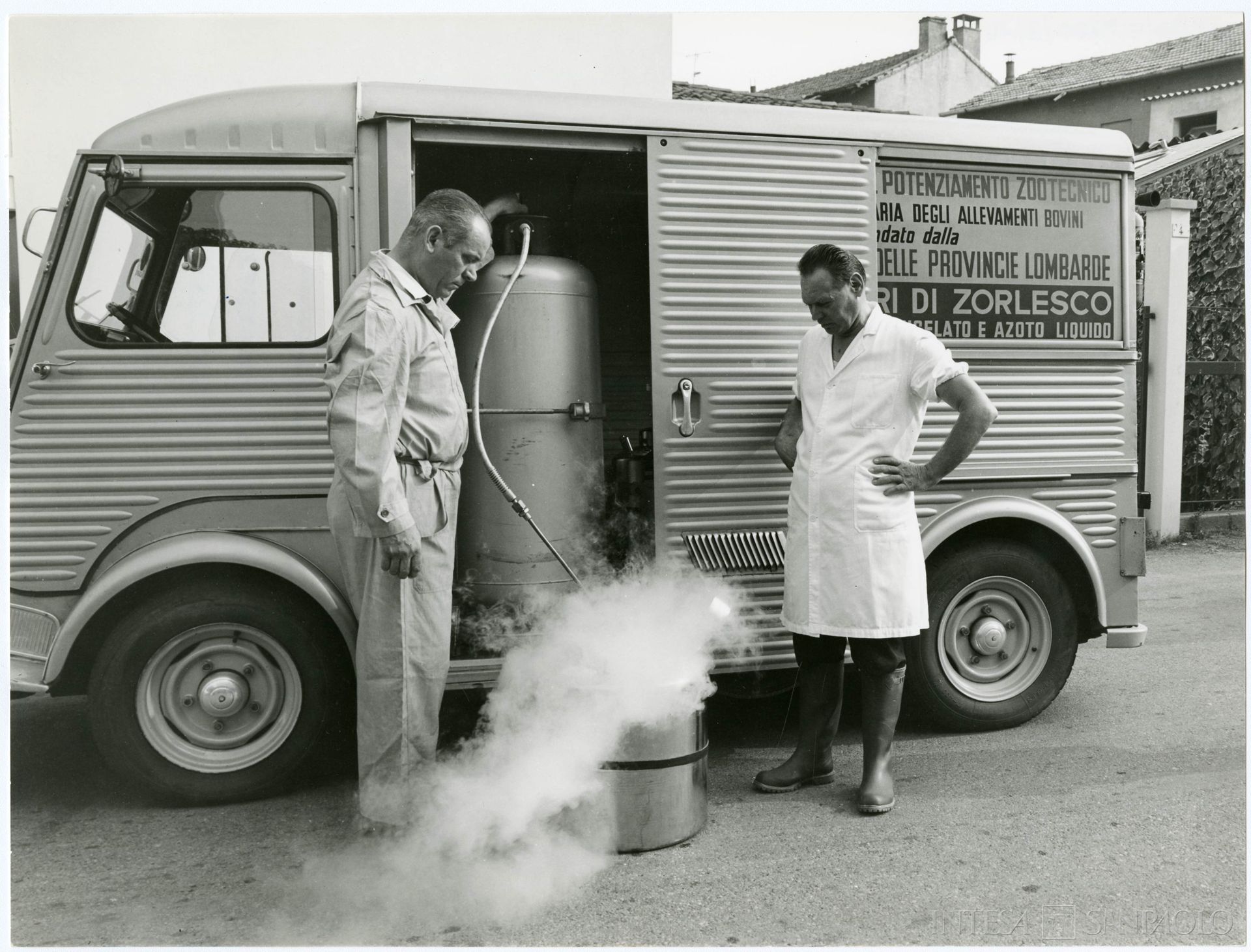 Cassa di Risparmio delle Provincie Lombarde, Ente lombardo per il potenziamento zootecnico, tecnici al lavoro per il trasporto del seme congelato, 1966-1970 circa (fotografia di Publifoto)