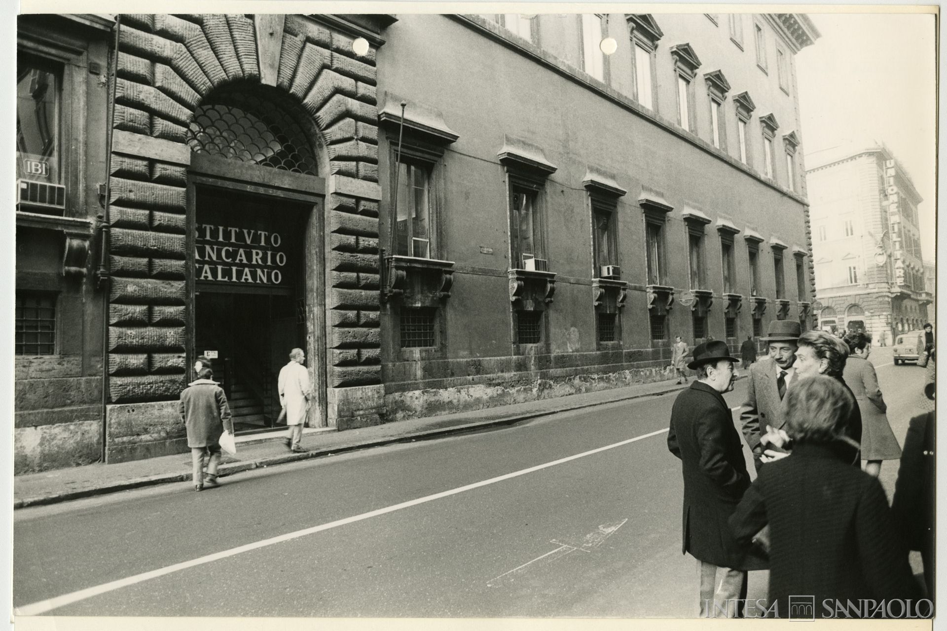 Istituto Bancario Italiano, Roma, agenzia 10 in via del Corso, anni Settanta (fotografia di Vasari)