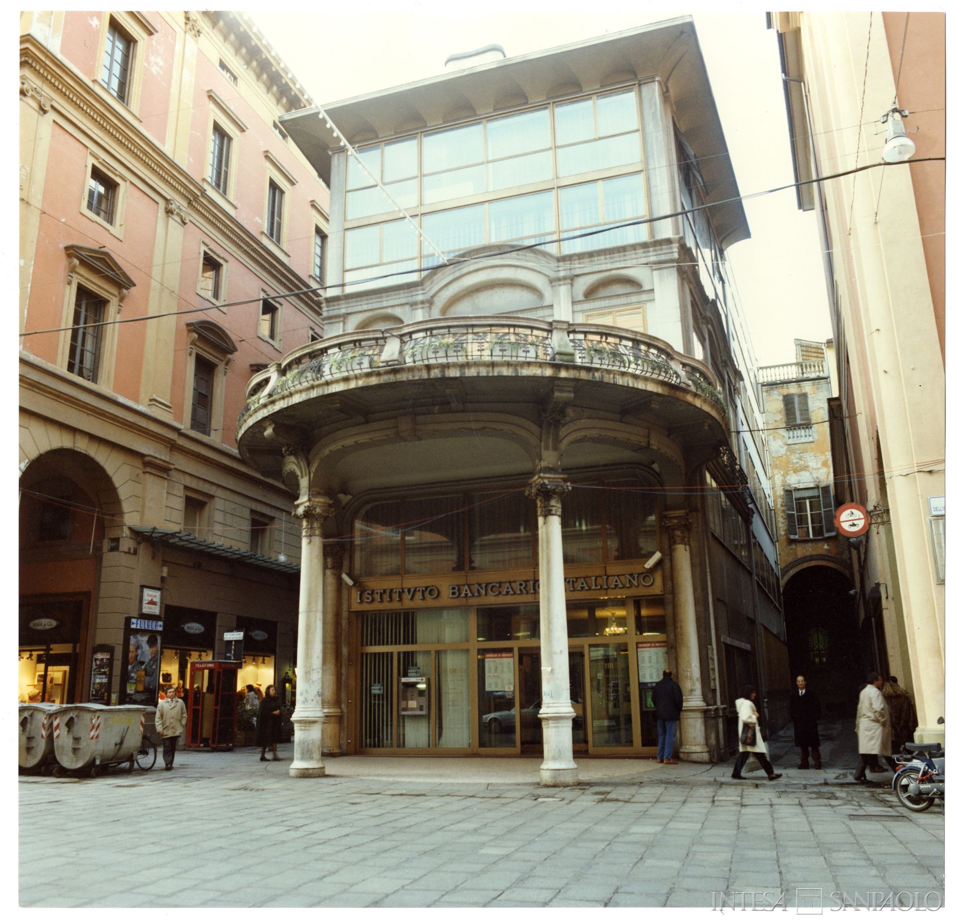 Istituto Bancario Italiano, Bologna, sede di via Indipendenza 4, 1990 (fotografia di Filippo Occhino)