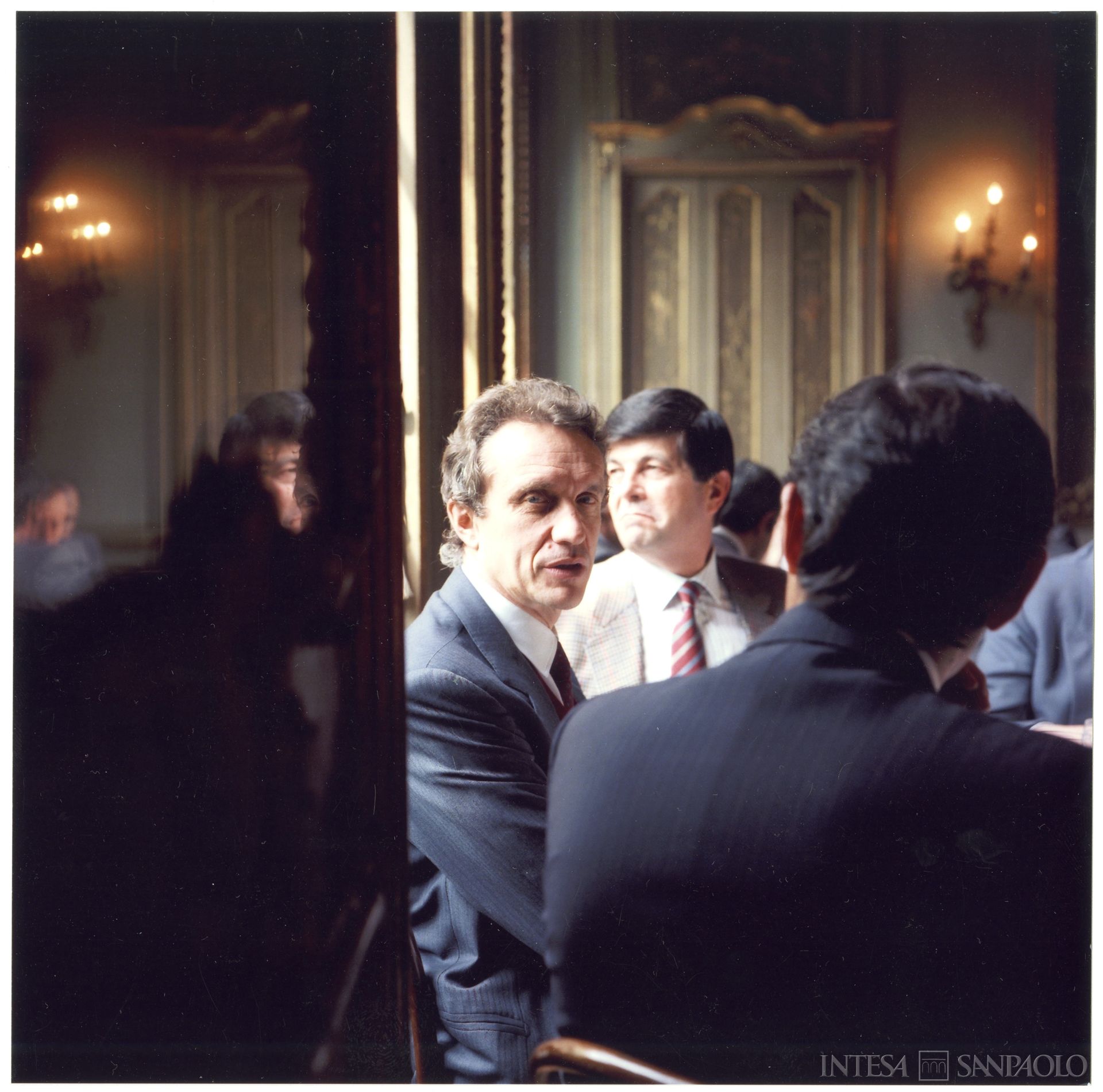 Nuovo Banco Ambrosiano, Milano, Giovanni Bazoli alla cerimonia di premiazione dei dipendenti presso Palazzo Clerici, 1982 (fotografo sconosciuto)