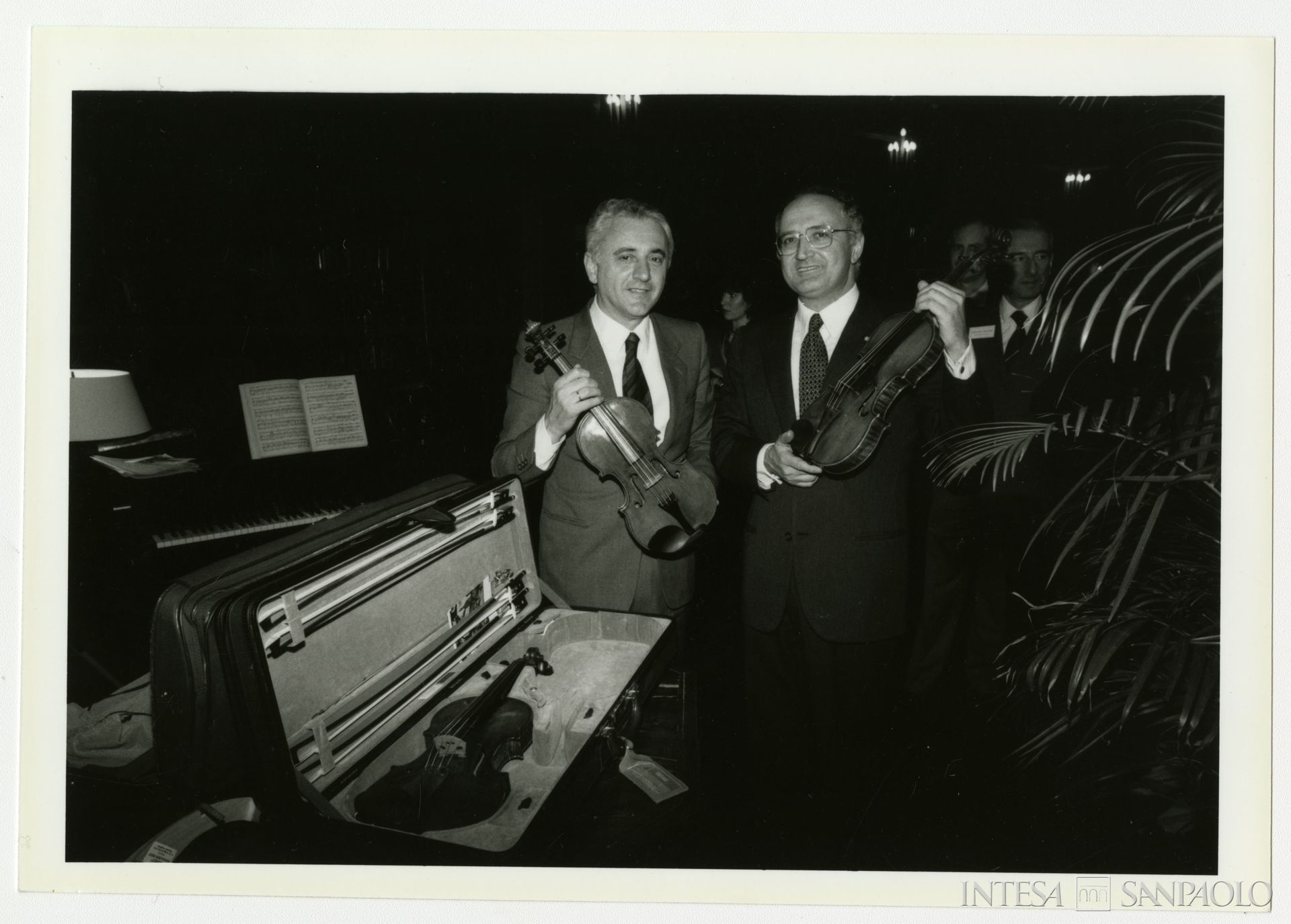 Nuovo Banco Ambrosiano, Toronto, Salvatore Accardo prima del concerto promosso dall'Istituto, 10 marzo 1986 (fotografo sconosciuto)