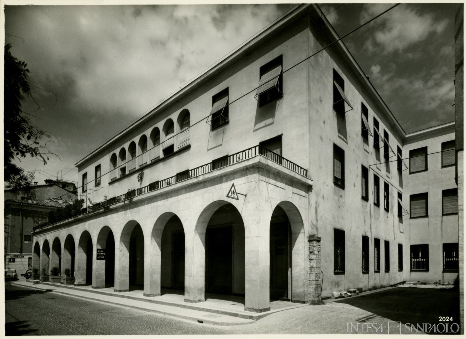 Banca Giacobone, Varzi, sede dell'istituto, anni Sessanta (Vincenzo Aragozzini)