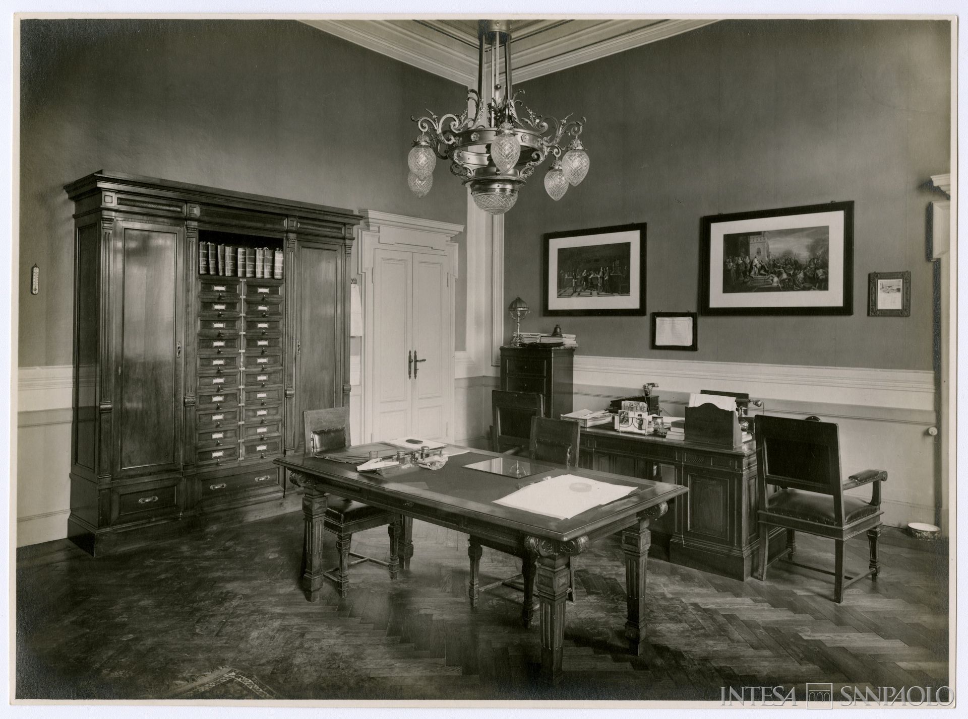 Cassa di Risparmio di Voghera, ufficio del direttore della filiale di Voghera, prima sede della Cassa, 1927 (fotografia di Vittorio Cicala)