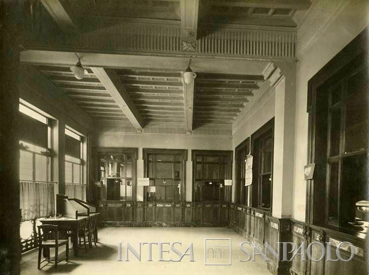 Cassa di Risparmio di Novara, interno della sede, 1910 circa (fotografo sconosciuto)
