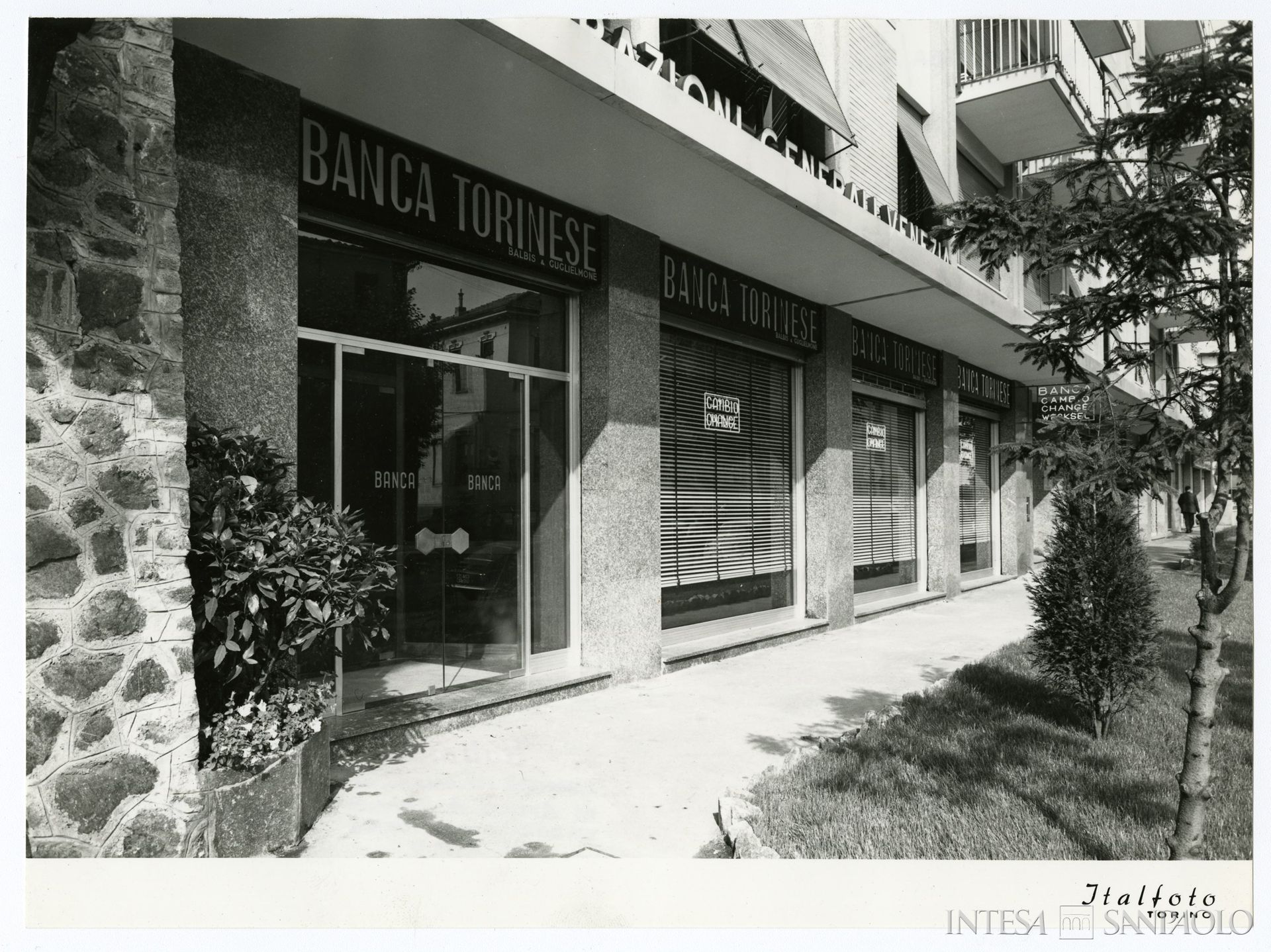 Banca Torinese Balbis e Guglielmone, Ivrea, sede di corso Costantino Nigra 60, metà anni 1960 (fotografia di Italfoto)