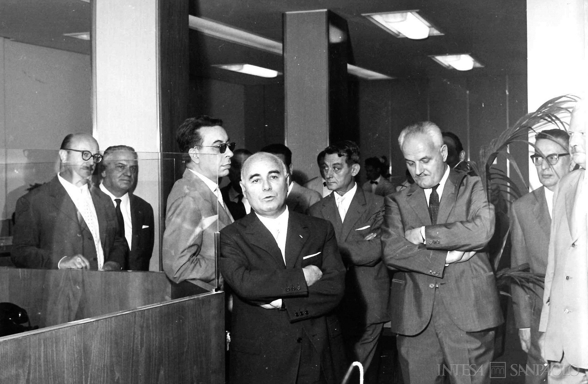 Istituto Bancario San Paolo di Torino, il direttore generale Francesco Rota e Luciano Jona, successore di Anton Dante Coda alla presidenza, durante l'inaugurazione della nuova sede dell'agenzia di Saint Vincent, 1961 (fotografo sconosciuto; Archivio Storico Compagnia di San Paolo)