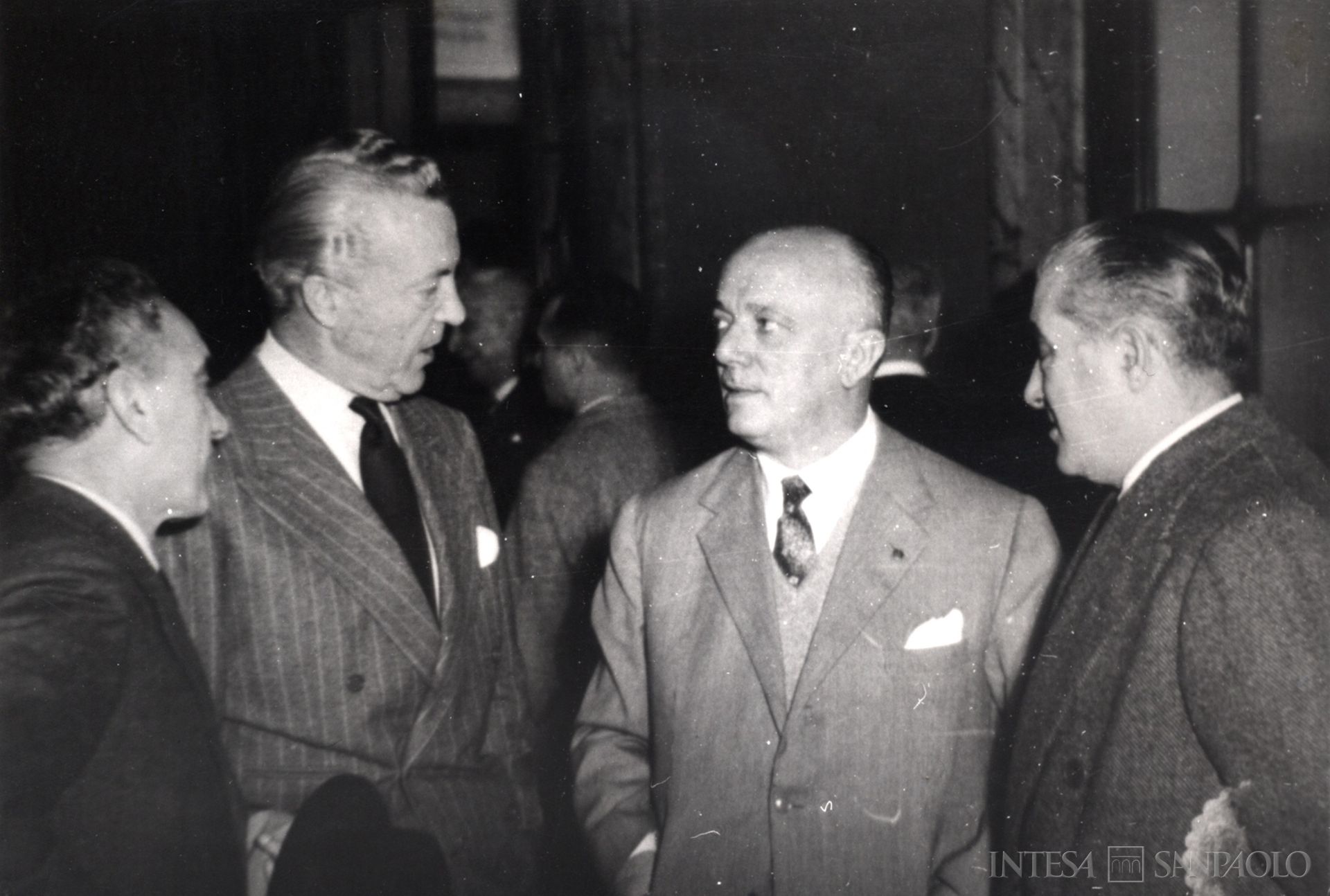 Istituto Bancario San Paolo di Torino, Anton Dante Coda a colloquio con Niccolò Carandini al Consiglio nazionale del Pli del 1952 a Roma, dopo la riunificazione con i dissidenti fuoriusciti dal partito nel 1947 e capeggiati da Carandini (fotografo sconosciuto; Archivio Storico Compagnia di San Paolo)