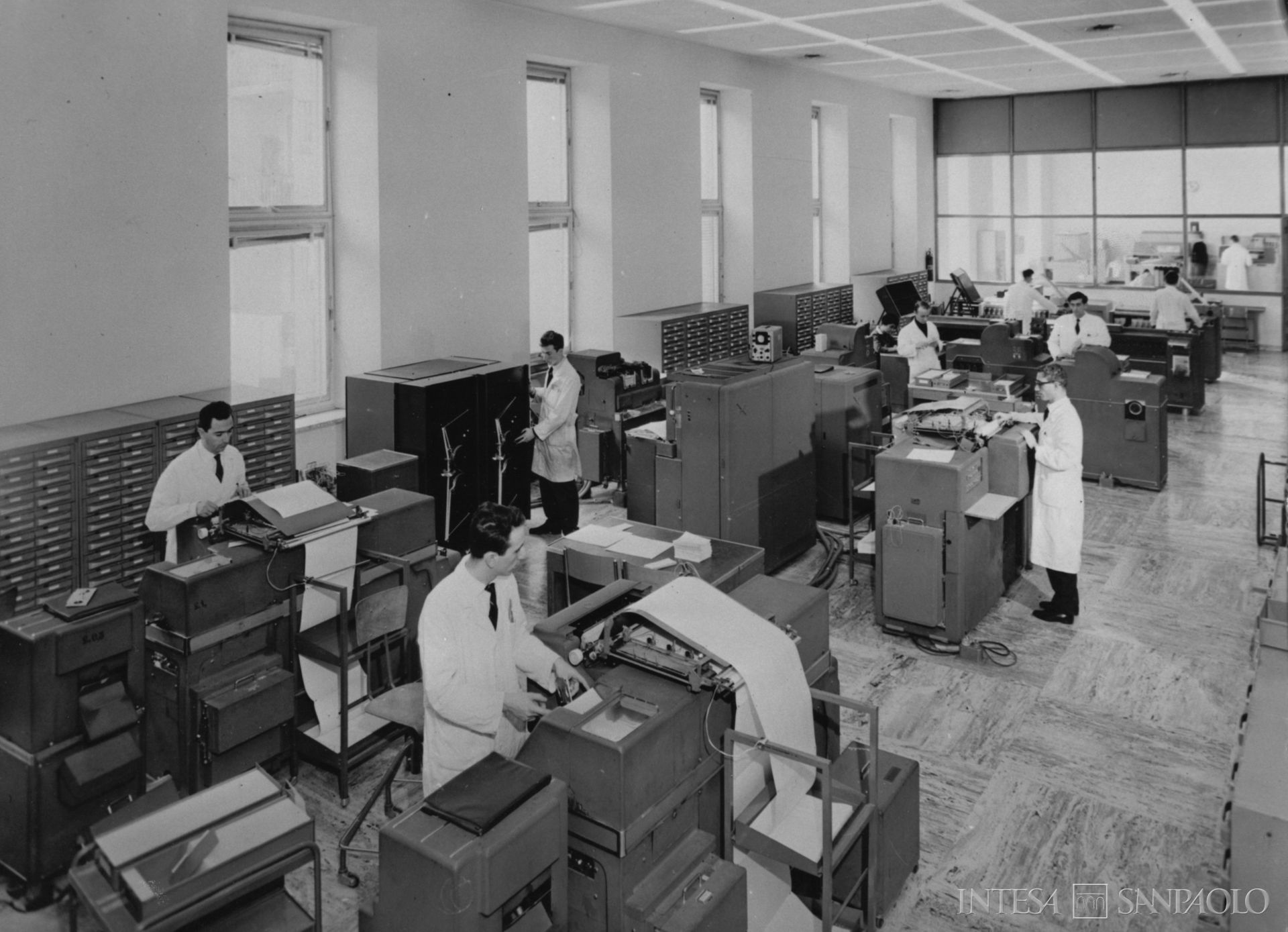 Istituto Bancario San Paolo di Torino, impiegati al Centro meccanografico di Piazza Bernini a Torino, 1955 (fotografo sconosciuto; Archivio Storico Compagnia di San Paolo)