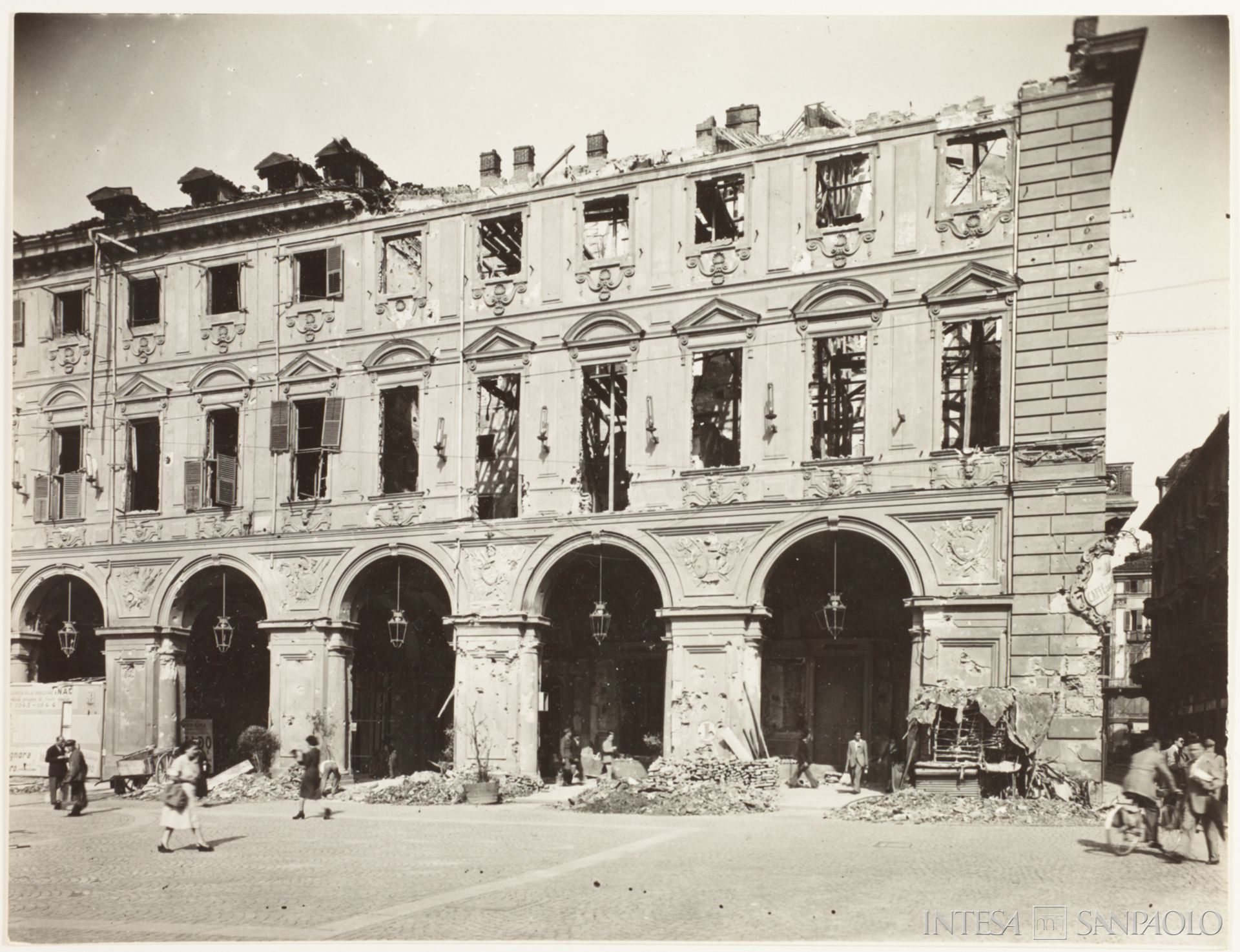 Istituto Bancario San Paolo di Torino, Torino, Palazzo Turinetti, sede della banca in piazza San Carlo, dopo i bombardamenti della Seconda guerra mondiale (fotografo sconosciuto; Archivio Storico Compagnia di San Paolo)