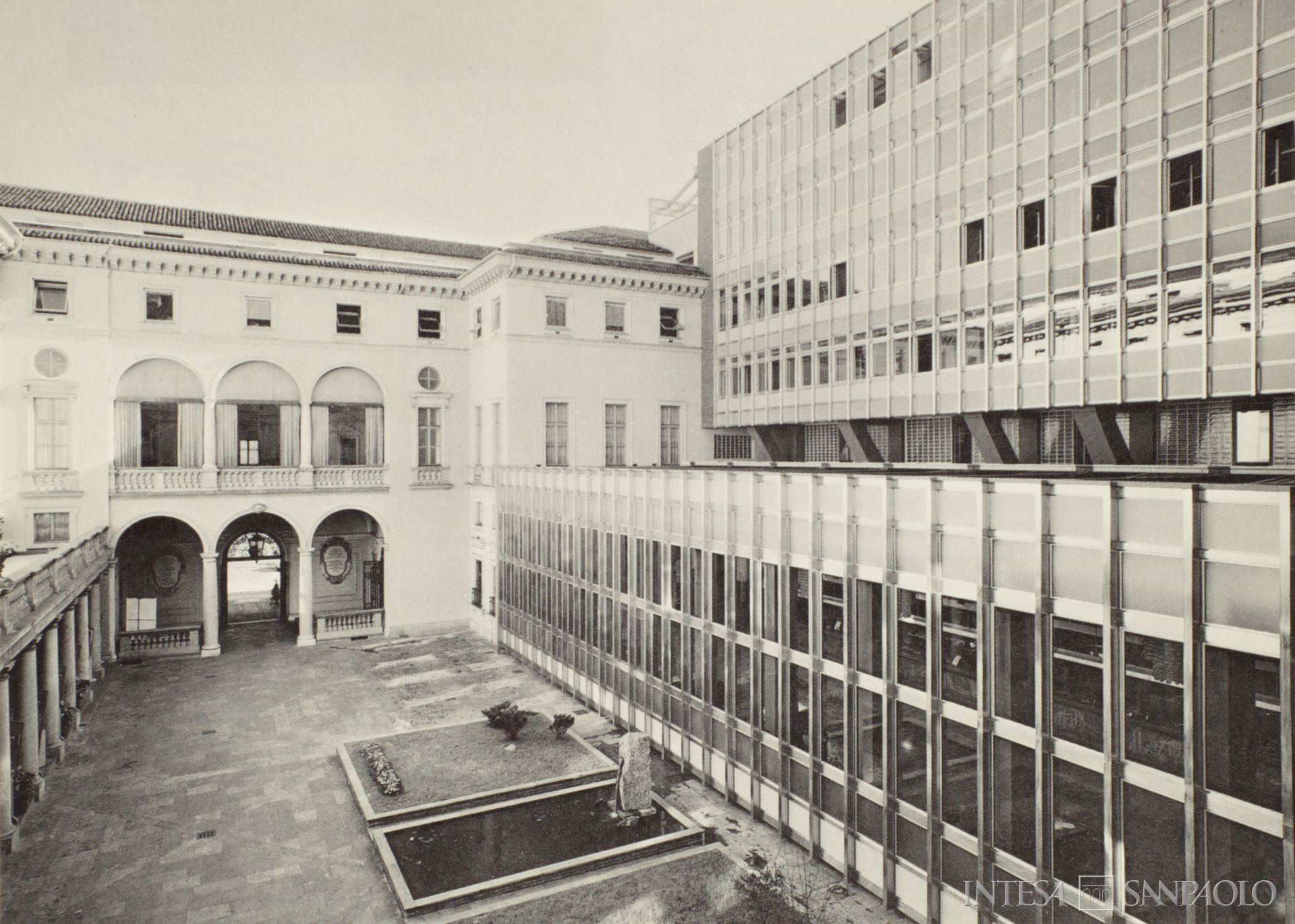 Istituto Bancario San Paolo di Torino, Torino, Palazzo Turinetti, sede della banca in piazza San Carlo, la manica di vetro e acciaio in una fotografia tratta da L'Istituto Bancario San Paolo di Torino dalle origini ai nostri giorni, 1968 (fotografo sconosciuto; Archivio Storico Compagnia di San Paolo)