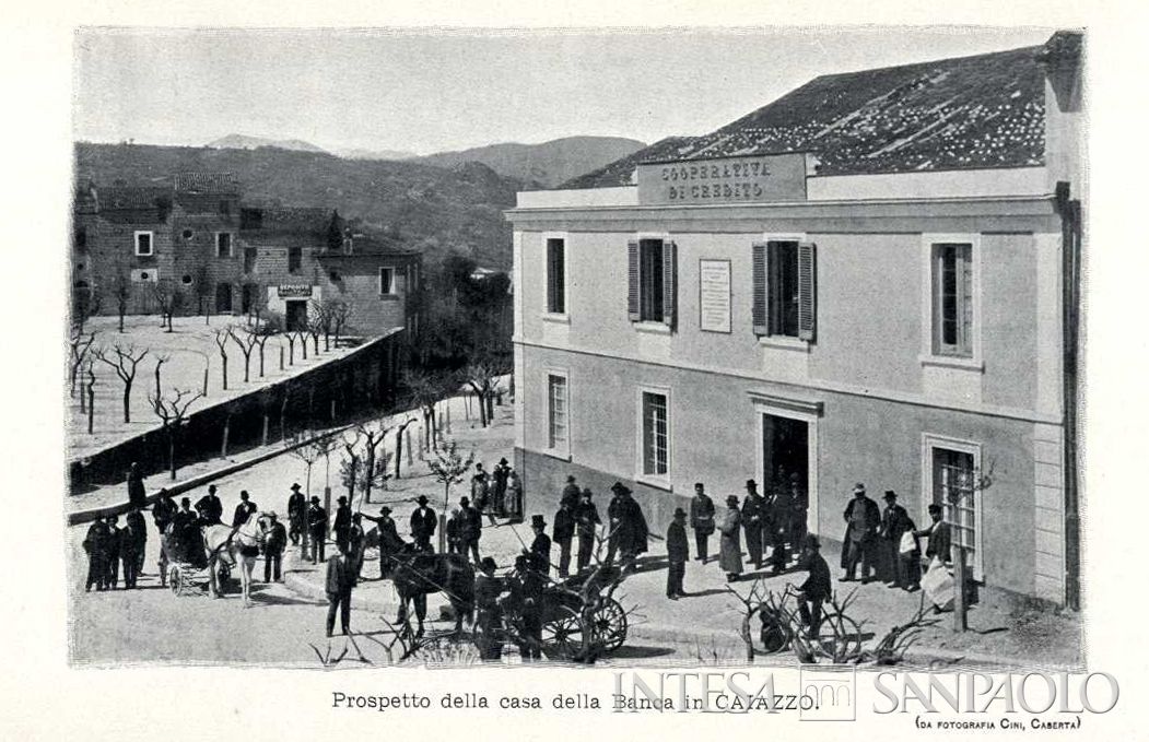 Banca Mutua Popolare di Caiazzo, prospetto della casa della Banca in Caiazzo, fotografia tratta da I primi ventiquattro anni della Banca mutua popolare di Caiazzo: cenni storici con documenti, figure e tavole illustrative compilati dal cavalier Giuseppe Faraone, 1902 (Fotografia Cini)