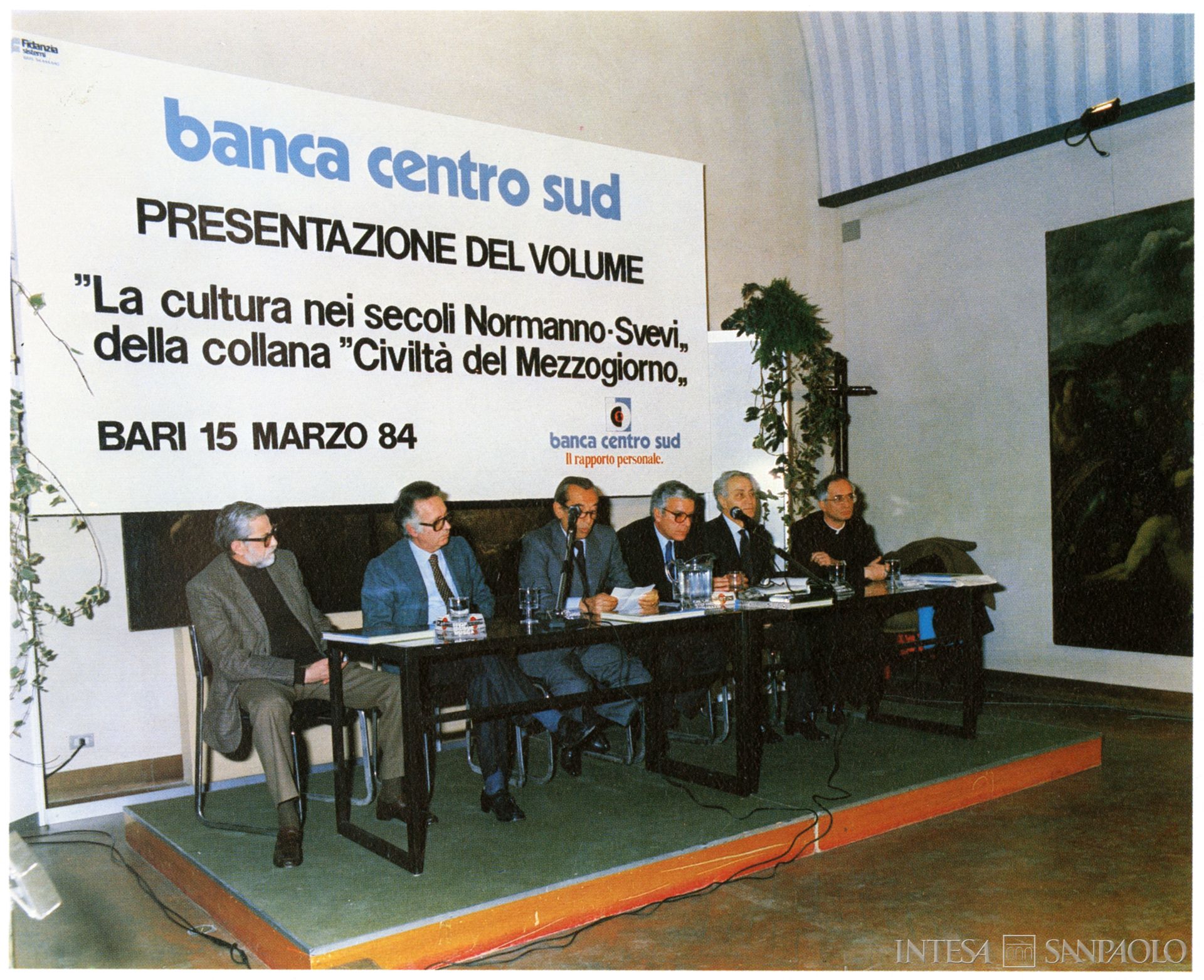 Banca Centro Sud, presentazione del volume La cultura nei secoli Normanno-Svevi presso Bari, fotografia datata 15 marzo 1984, tratta da Relazioni e bilancio, 1984, (fotografo sconosciuto)