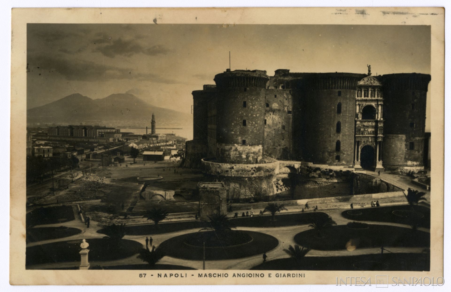 Banca Popolare di Napoli, veduta del Maschio Angioino e i suoi giardini, 1928, tratta da: Archivio Storico Intesa Sanpaolo, Archivio iconografico, Banca Commerciale Italiana, Collezione Sahadun, Album di cartoline, n. 3