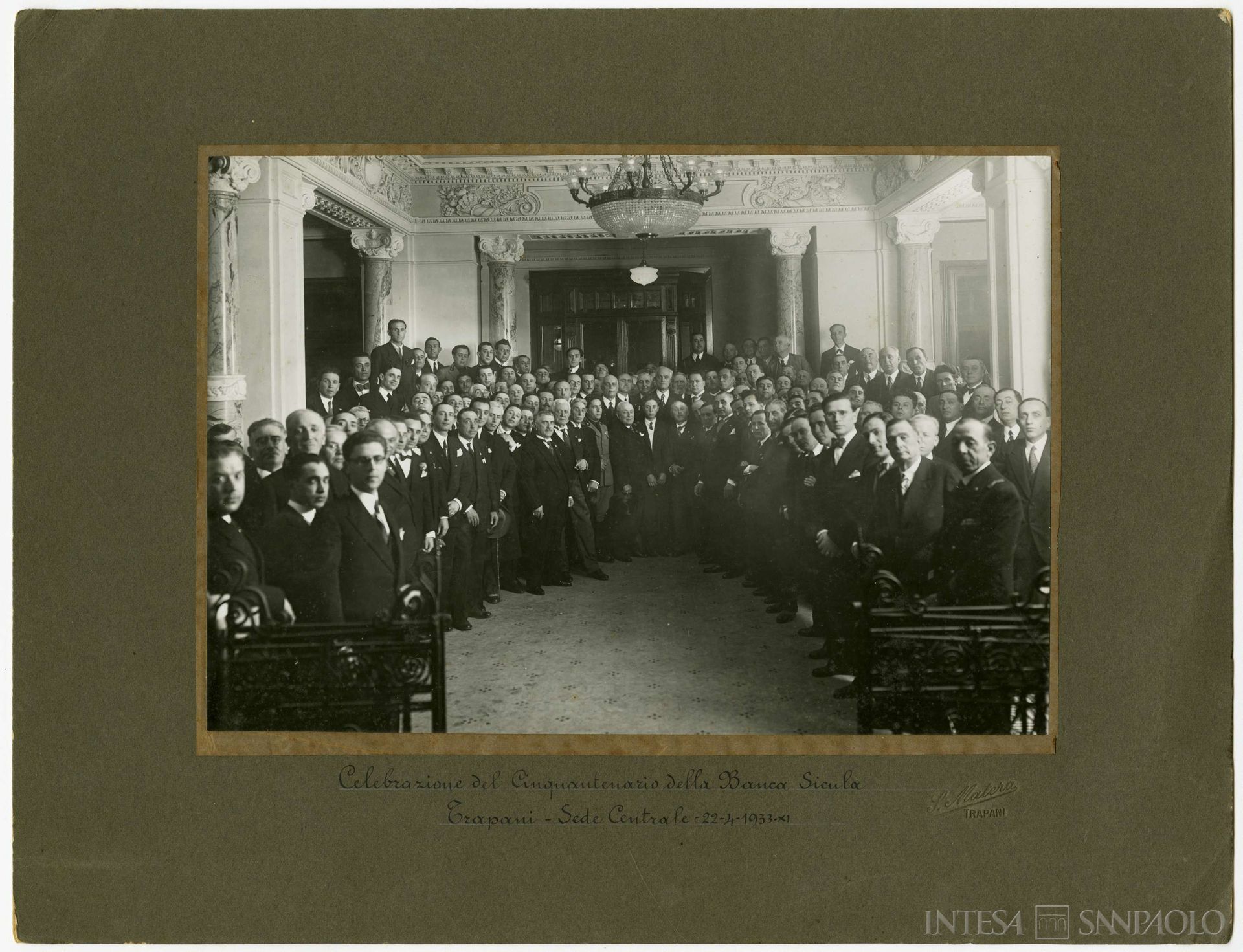 Banca Sicula, ritratto di gruppo in occasione delle celebrazioni per il cinquantenario di fondazione, Trapani, 22 aprile 1933 (fotografia di Salvatore Sammartano Matera)