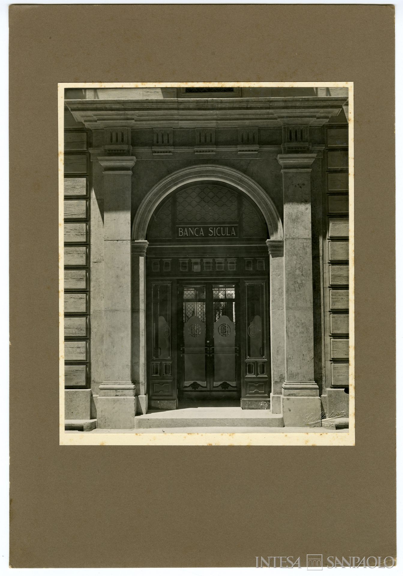 Banca Sicula, Trapani, ingresso della sede dell'istituto, 1933 (fotografia di Salvatore Sammartano Matera)