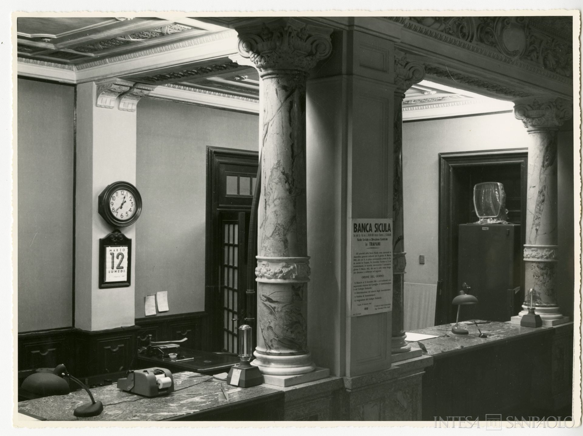 Banca Sicula, Trapani, salone del pubblico della sede dell'Istituto, 1962 (fotografia di Publifoto)