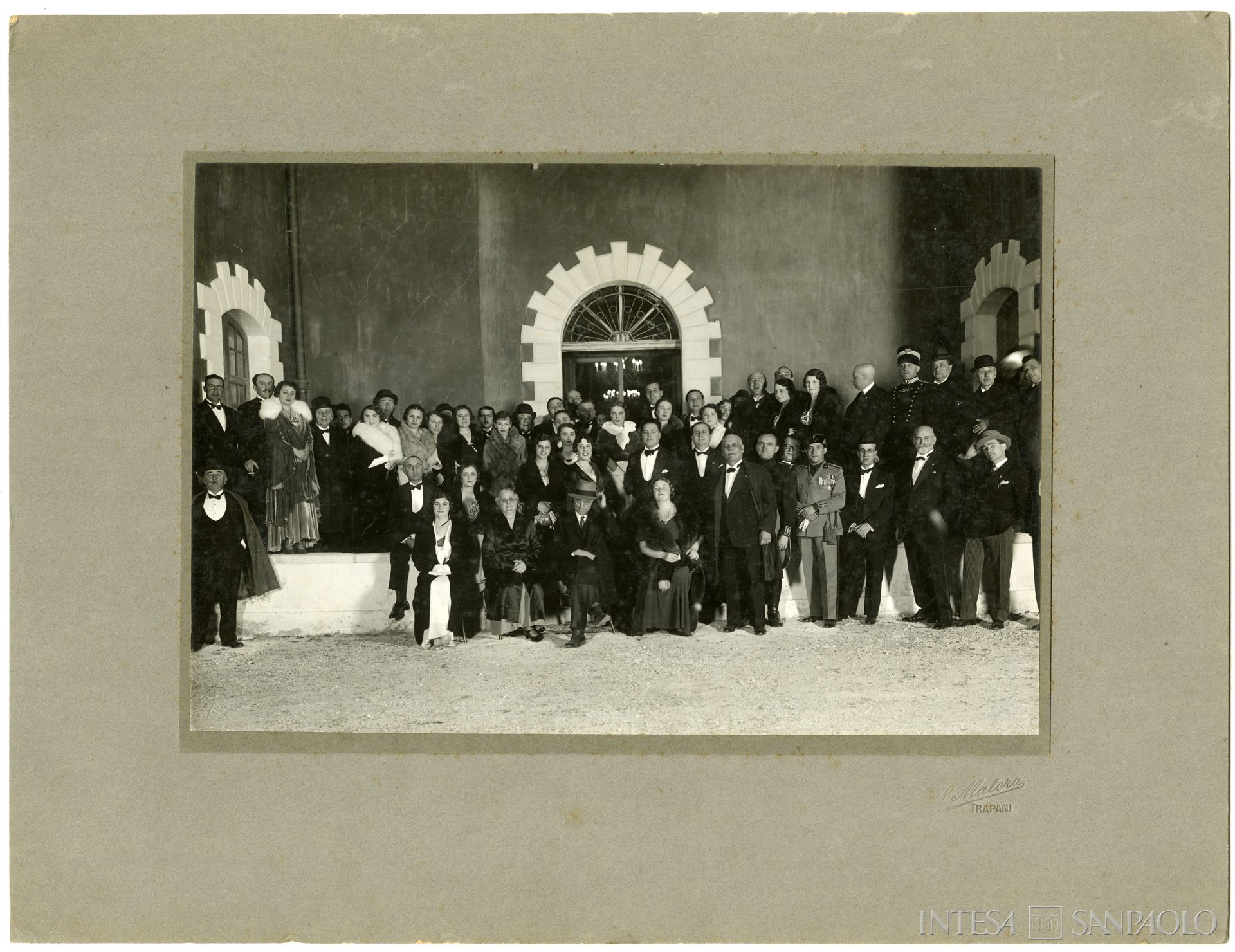 Banca Sicula, ritratto di gruppo in occasione delle celebrazioni per il cinquantenario di fondazione, Trapani, 22 aprile 1933 (fotografia di Salvatore Sammartano Matera)