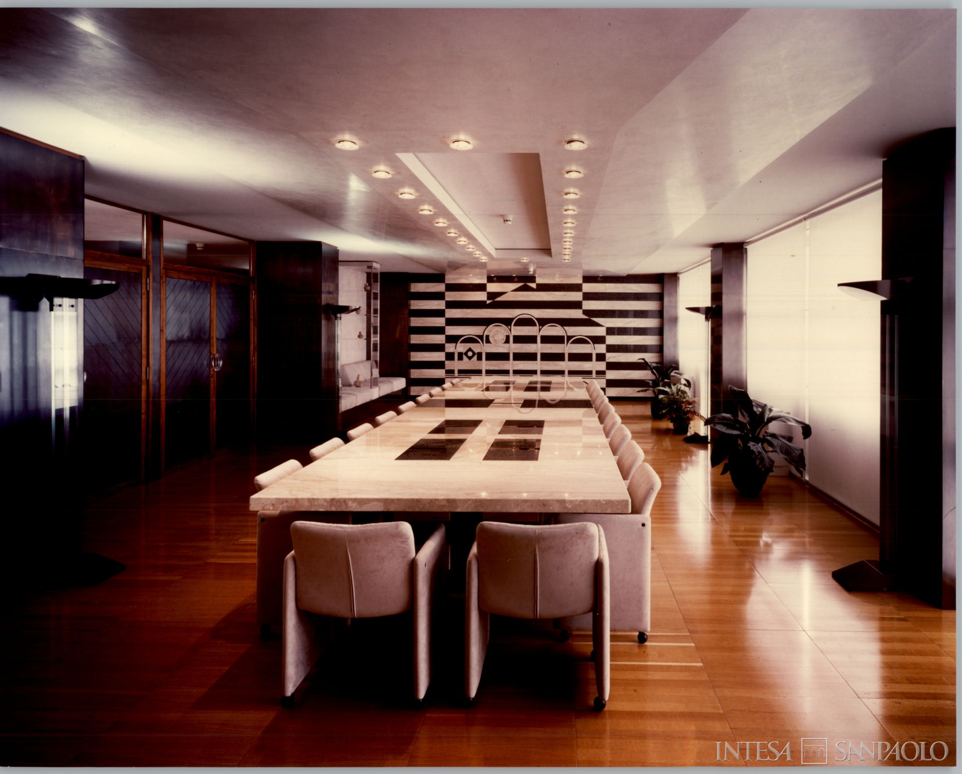 Credito Industriale Sardo, sede di Cagliari, interni con arredamenti della ditta Arredarte Marino Cao, 1991-1992 (fotografo sconosciuto)