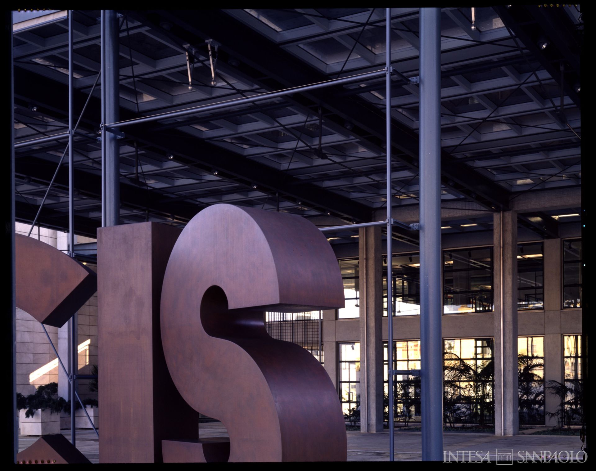 Credito Industriale Sardo, sede di Cagliari, dettaglio degli esterni, 1992 (fotografia di Peter Portner)