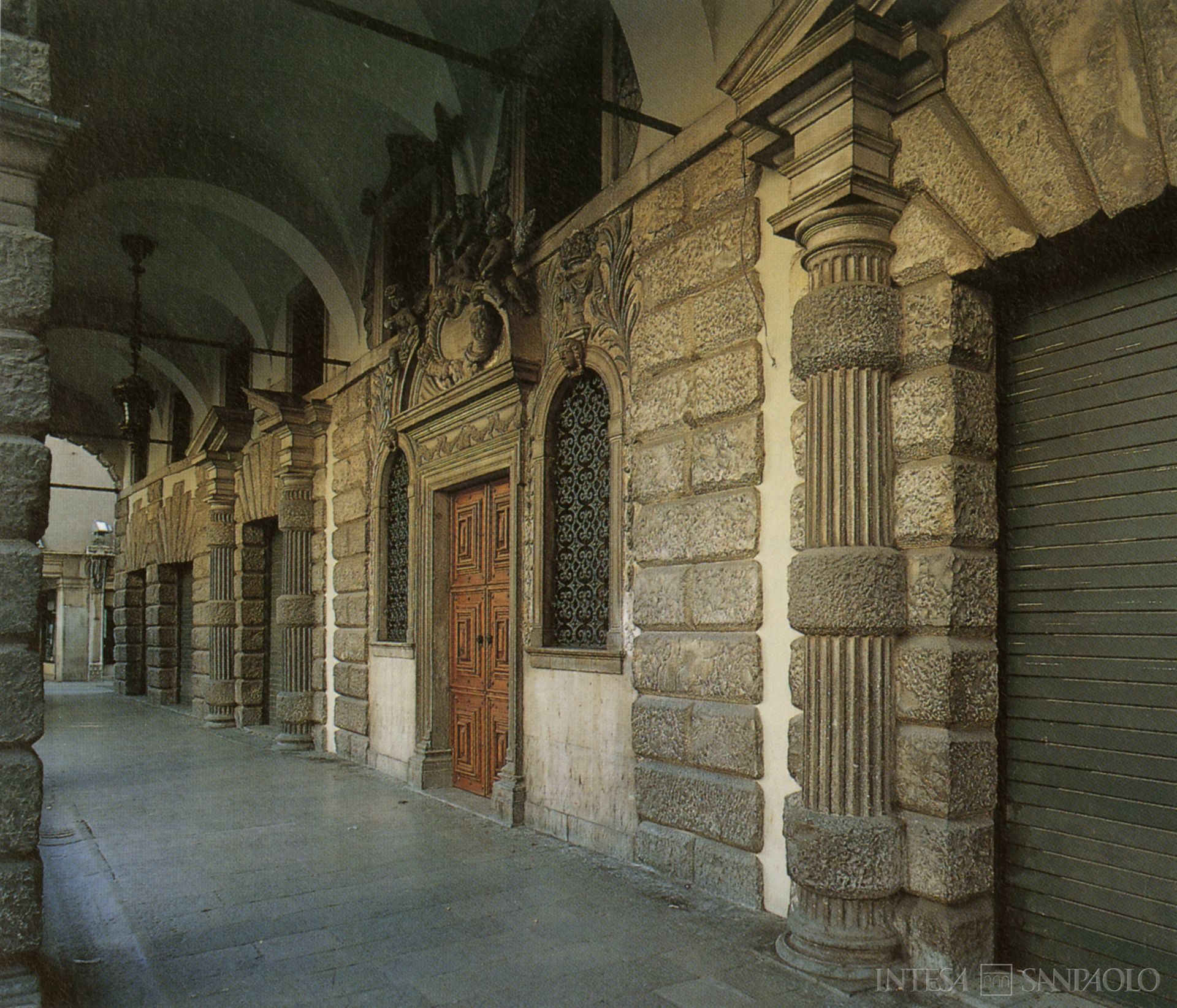 Monte di Pietà di Udine, sede dell'Istituto in via Mercatovecchio, poi sede della Cassa di Risparmio di Udine, fotografia anni Novanta tratta da Istituti di pegno e comunità. Guida all'archivio del Monte di Pietà di Udine (1496-1942), 1994