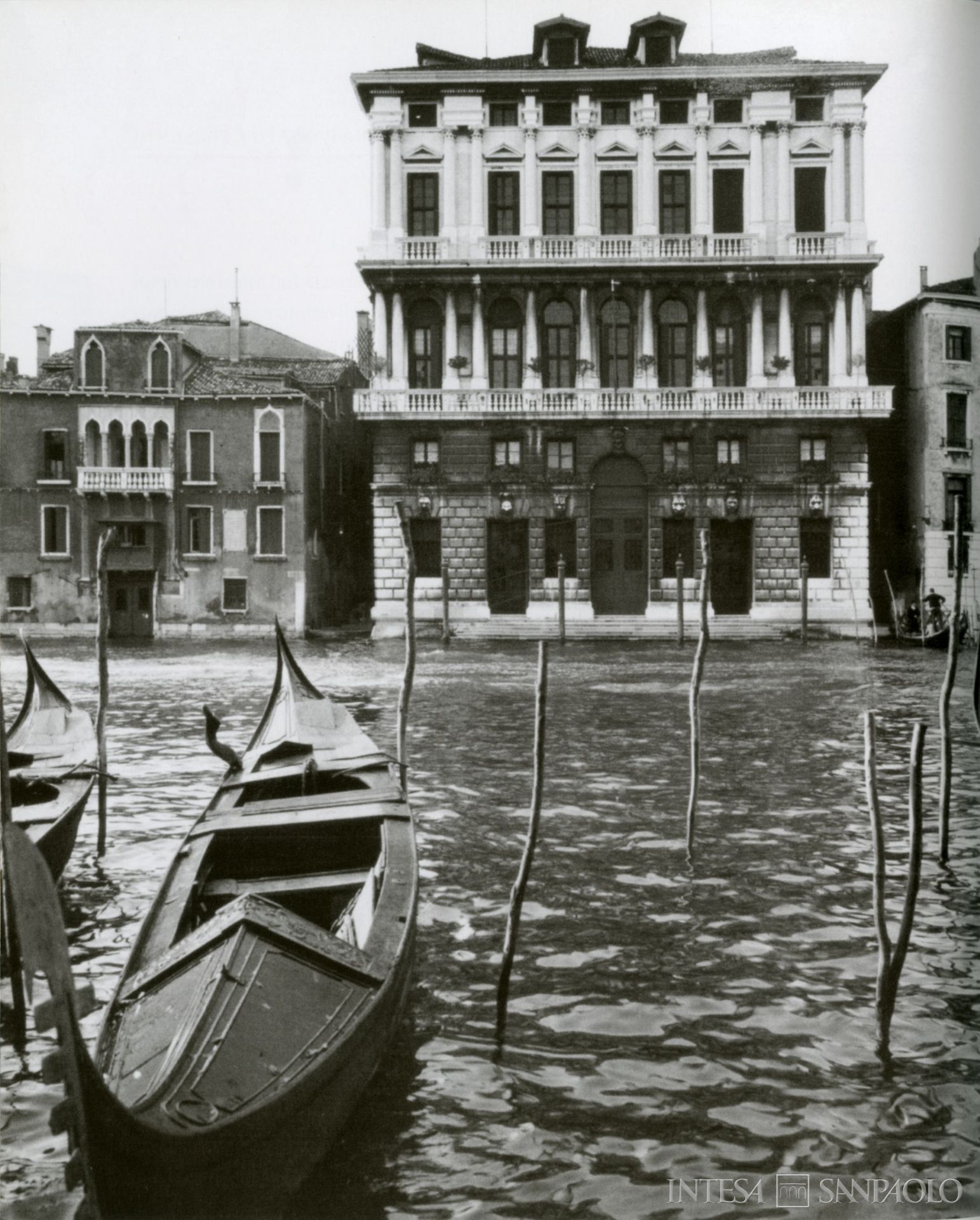 Monte di Pietà di Venezia, Ca' Corner della Regina, sede del Monte di Pietà dal 1834 al 1971, a San Cassiano nel sestiere di Santa Croce (fotografo sconosciuto)