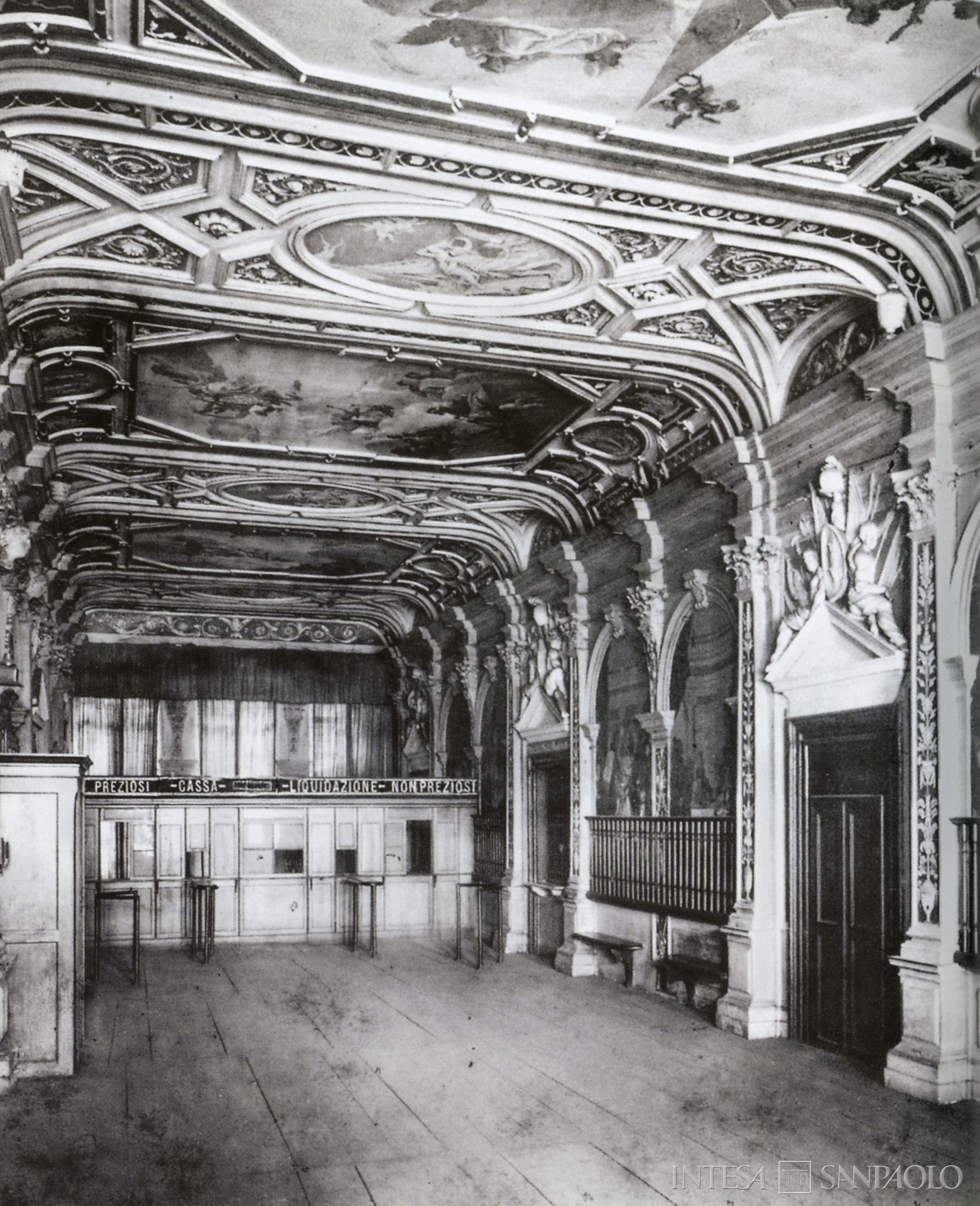 Monte di Pietà di Venezia, salone al primo piano di Ca' Corner della Regina, adattato alle esigenze operative del Monte di Pietà (fotografo sconosciuto)